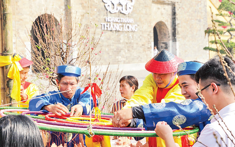 Treo những vật phẩm có tính tượng trưng cho việc xua đuổi tà ma lên cây nêu.