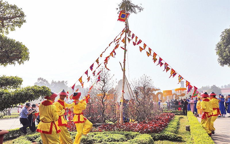 Lễ dựng cây nêu trong Hoàng thành Thăng Long - nghi thức báo hiệu những ngày Tết chính thức bắt đầu.