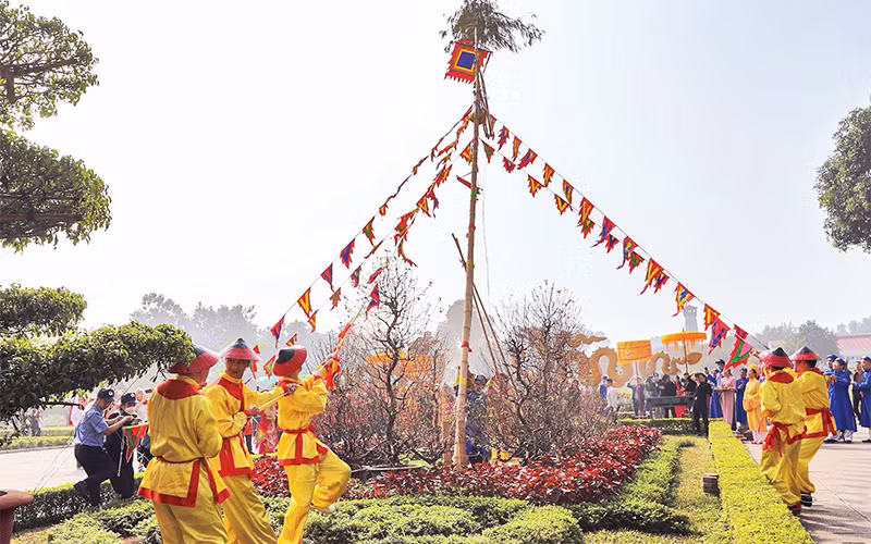 Lễ dựng cây nêu trong Hoàng thành Thăng Long - nghi thức báo hiệu những ngày Tết chính thức bắt đầu.
