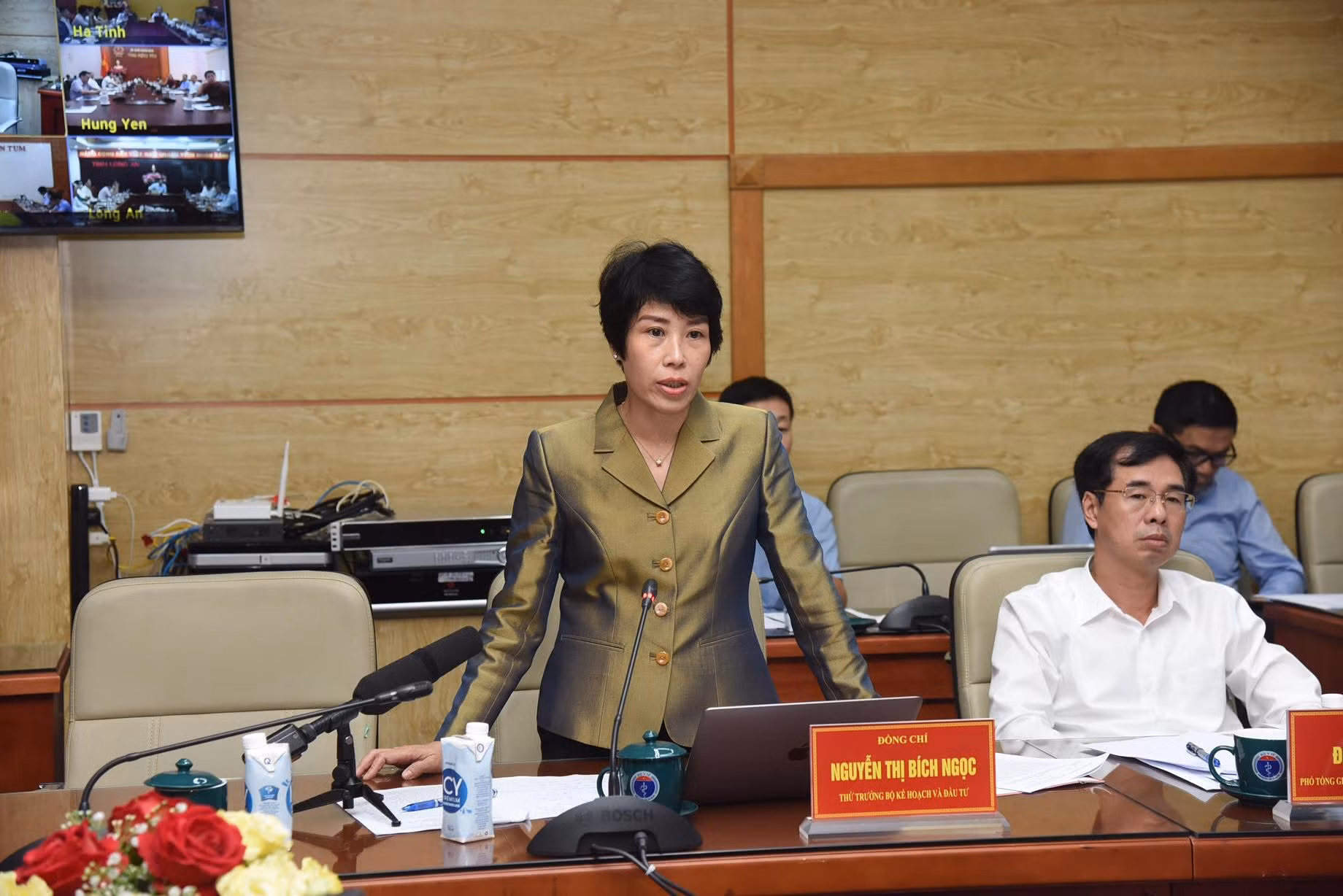 Thứ trưởng Bộ Kế hoạch và Đầu tư Nguyễn Thị Bích Ngọc cho rằng, cần làm rõ nhân sự ngành y bỏ việc không đồng nghĩa với bỏ nghề, chỉ là di chuyển từ khu vực công sang khu vực tư. Thứ trưởng Bộ Kế hoạch và Đầu tư Nguyễn Thị Bích Ngọc cho rằng, cần làm rõ nhân sự ngành y bỏ việc không đồng nghĩa với bỏ nghề, chỉ là di chuyển từ khu vực công sang khu vực tư.