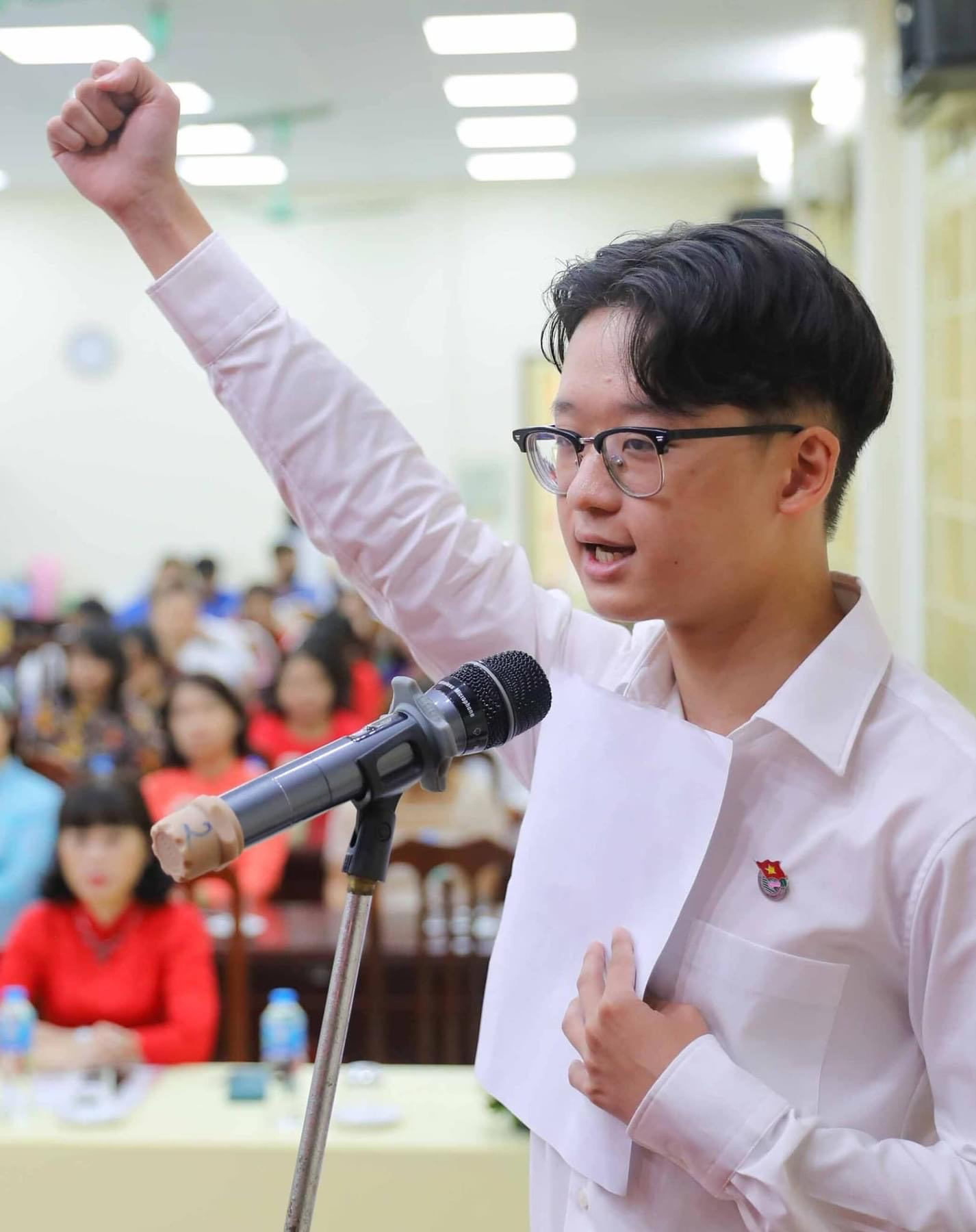 Em Nguyễn Thiết Tường, học sinh lớp 12A6 Trường THPT Trần Phú - Hoàn Kiếm (Hà Nội) đọc lời tuyên thệ tại lễ kết nạp Đảng. Ảnh: Thế Đại.