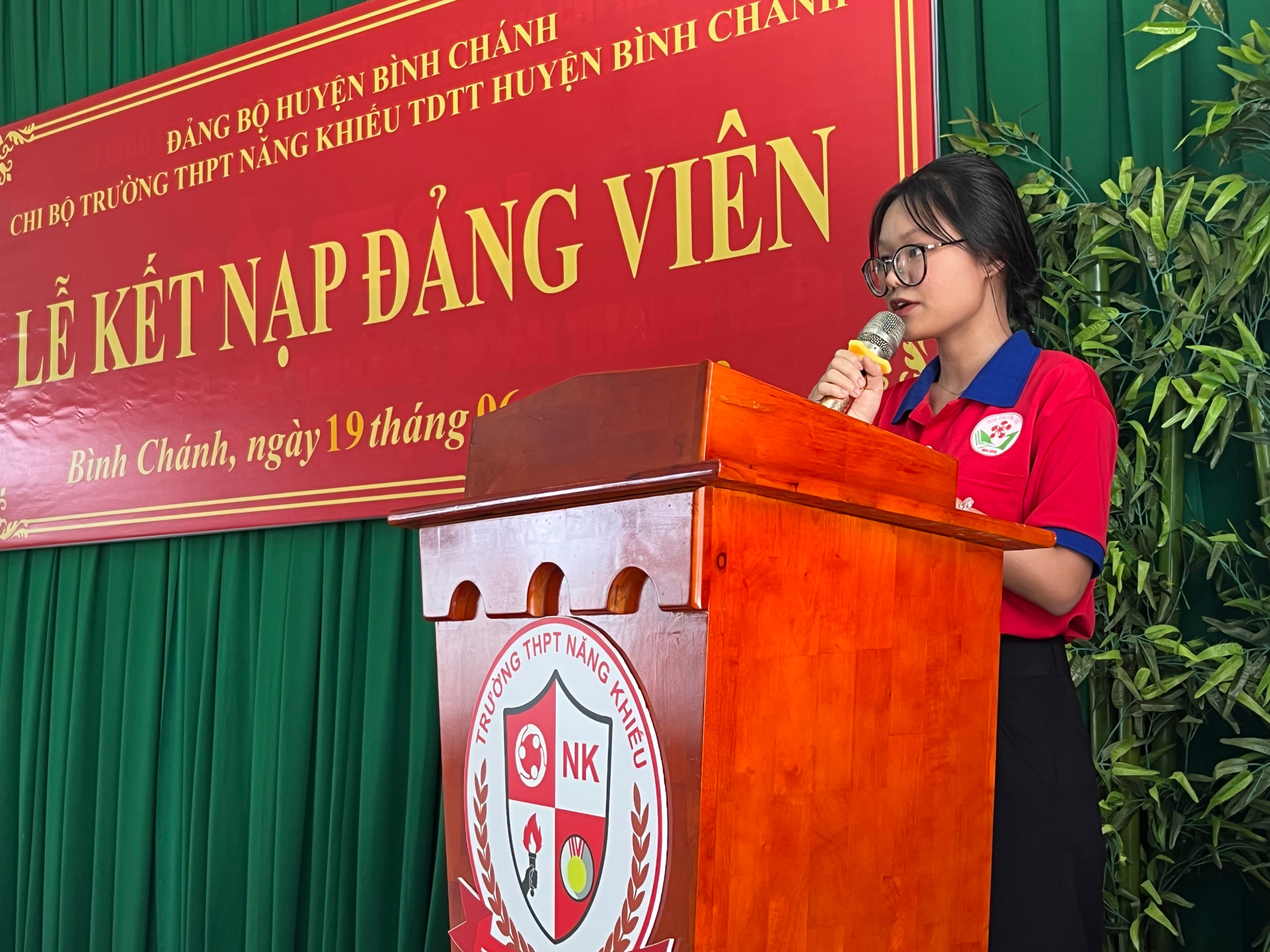 Đảng viên Phạm Thị Thanh Thảo phát biểu trong lễ kết nạp đảng viên tại Trường Trung học phổ thông Năng khiếu Thể dục thể thao huyện Bình Chánh, Thành phố Hồ Chí Minh. (Ảnh: Mạnh Hảo)