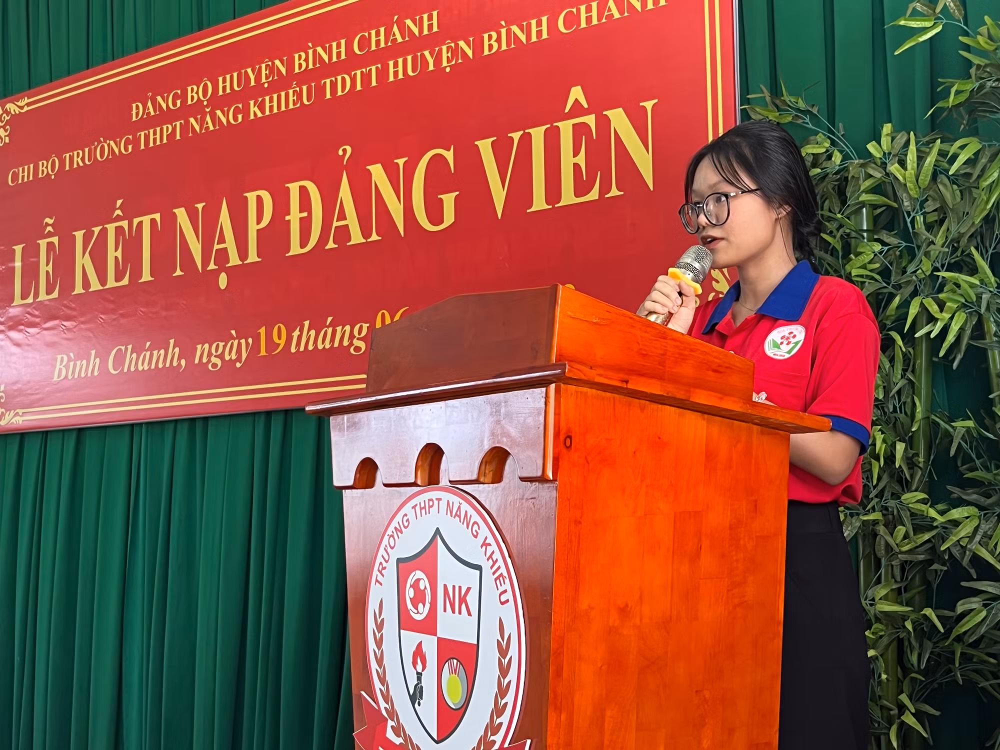 Đảng viên Phạm Thị Thanh Thảo phát biểu trong lễ kết nạp đảng viên tại Trường Trung học phổ thông Năng khiếu Thể dục thể thao huyện Bình Chánh, Thành phố Hồ Chí Minh. (Ảnh: Mạnh Hảo) Đảng viên Phạm Thị Thanh Thảo phát biểu trong lễ kết nạp đảng viên tại Trường Trung học phổ thông Năng khiếu Thể dục thể thao huyện Bình Chánh, Thành phố Hồ Chí Minh. (Ảnh: Mạnh Hảo)