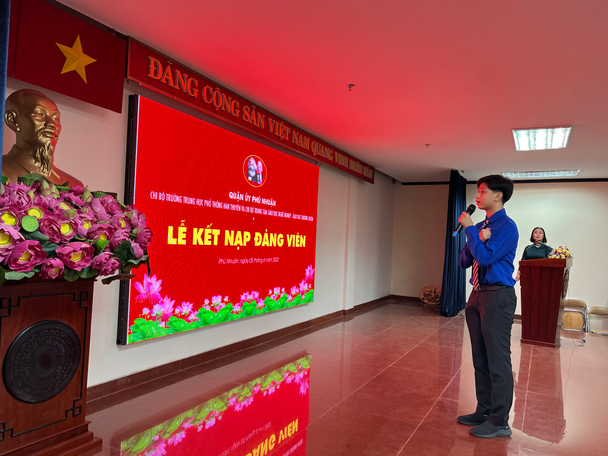 Đồng chí Trần Đức Anh (quận Phú Nhuận, Thành phố Hồ Chí Minh) đọc lời tuyên thệ trong Lễ kết nạp Đảng viên vào ngày 5/6/2022. (Ảnh: Mạnh Hảo)