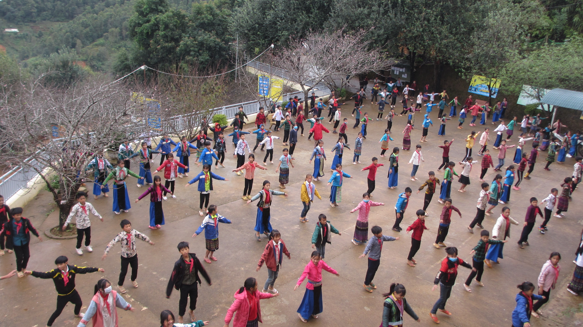 Giờ thể dục của thầy, trò Trường trung học cơ sở dân tộc bán trú xã Hang Chú, huyện Bắc Yên, tỉnh Sơn La. (Ảnh: Ngọc Tuấn)