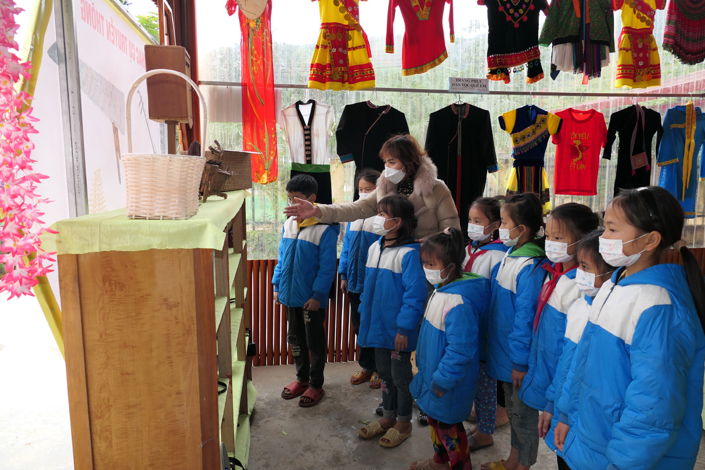 Học sinh Trường Phổ thông dân tộc bán trú Tiểu học xã Thuận Hòa, huyện Vị Xuyên (tỉnh Hà Giang) trong tiết học tìm hiểu văn hóa truyền thống. (Ảnh: Khánh Toàn)