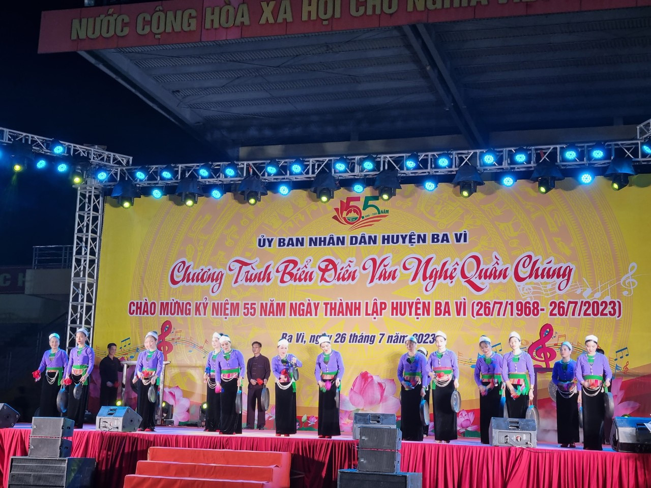 Phụ nữ xã Vân Hoà (huyện Ba Vì) biểu diễn chiêng Mường.