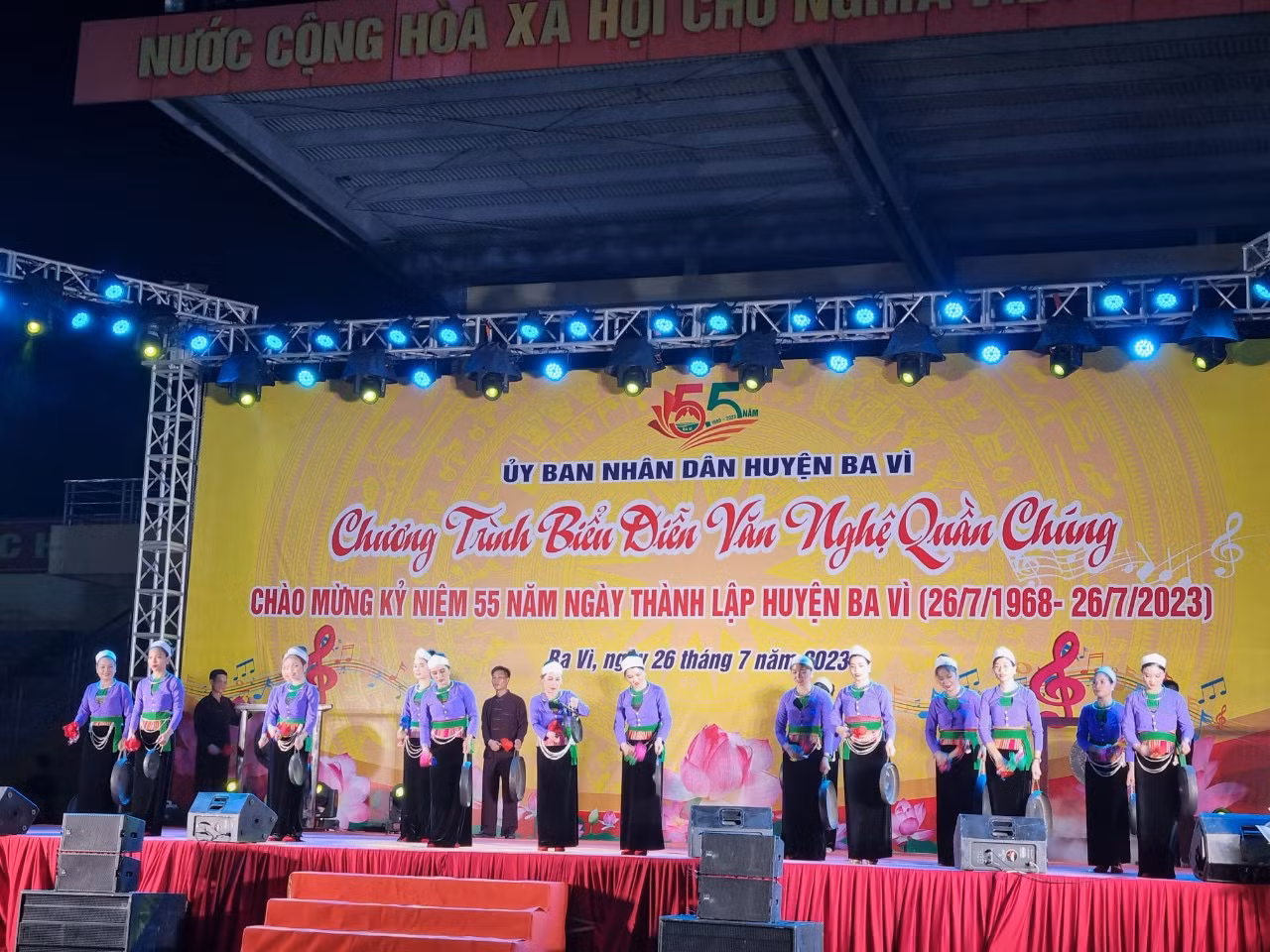 Phụ nữ xã Vân Hoà (huyện Ba Vì) biểu diễn chiêng Mường.