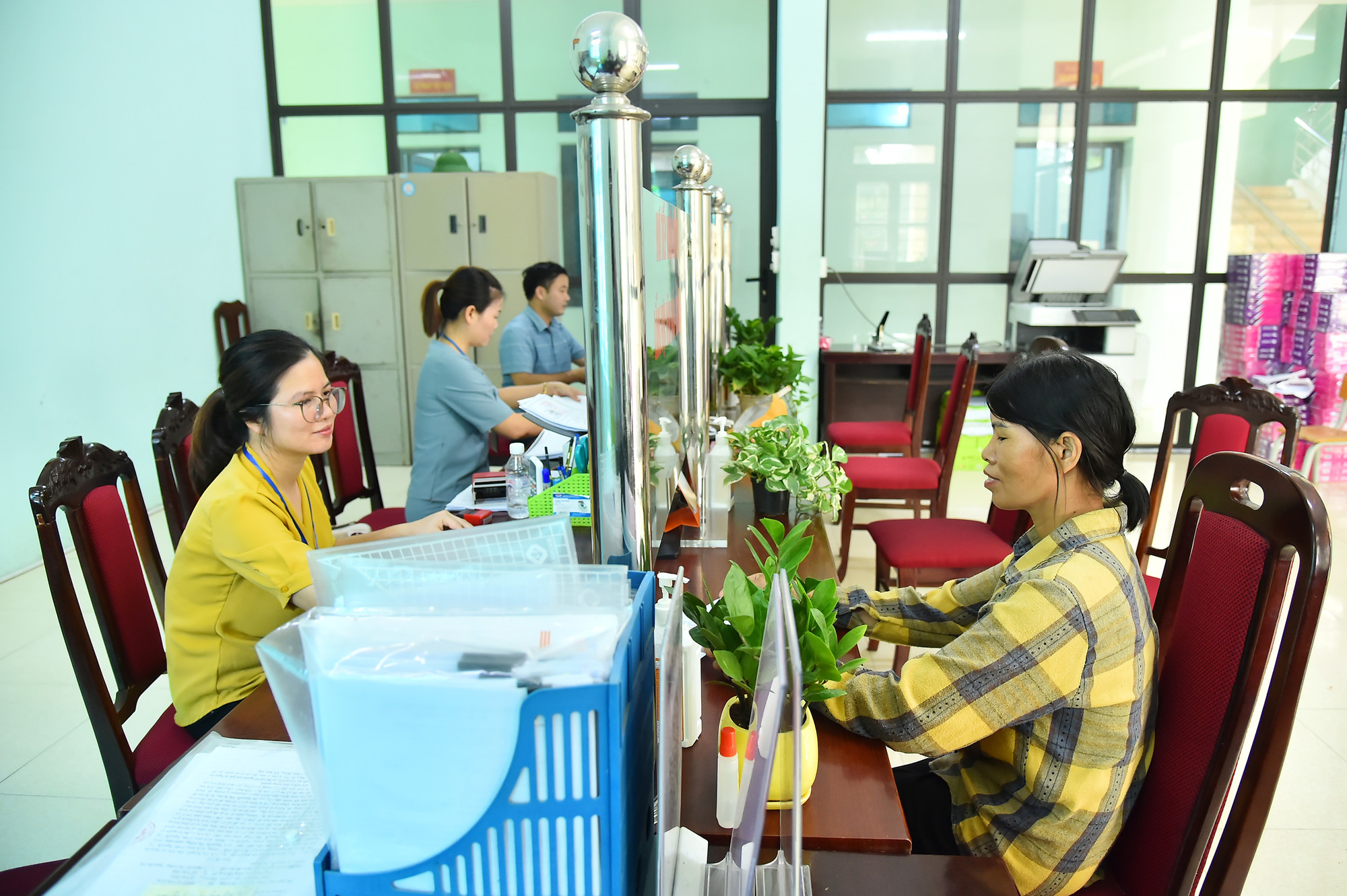 Người dân thực hiện thủ tục hành chính tại Ủy ban nhân dân xã Vân Hòa.