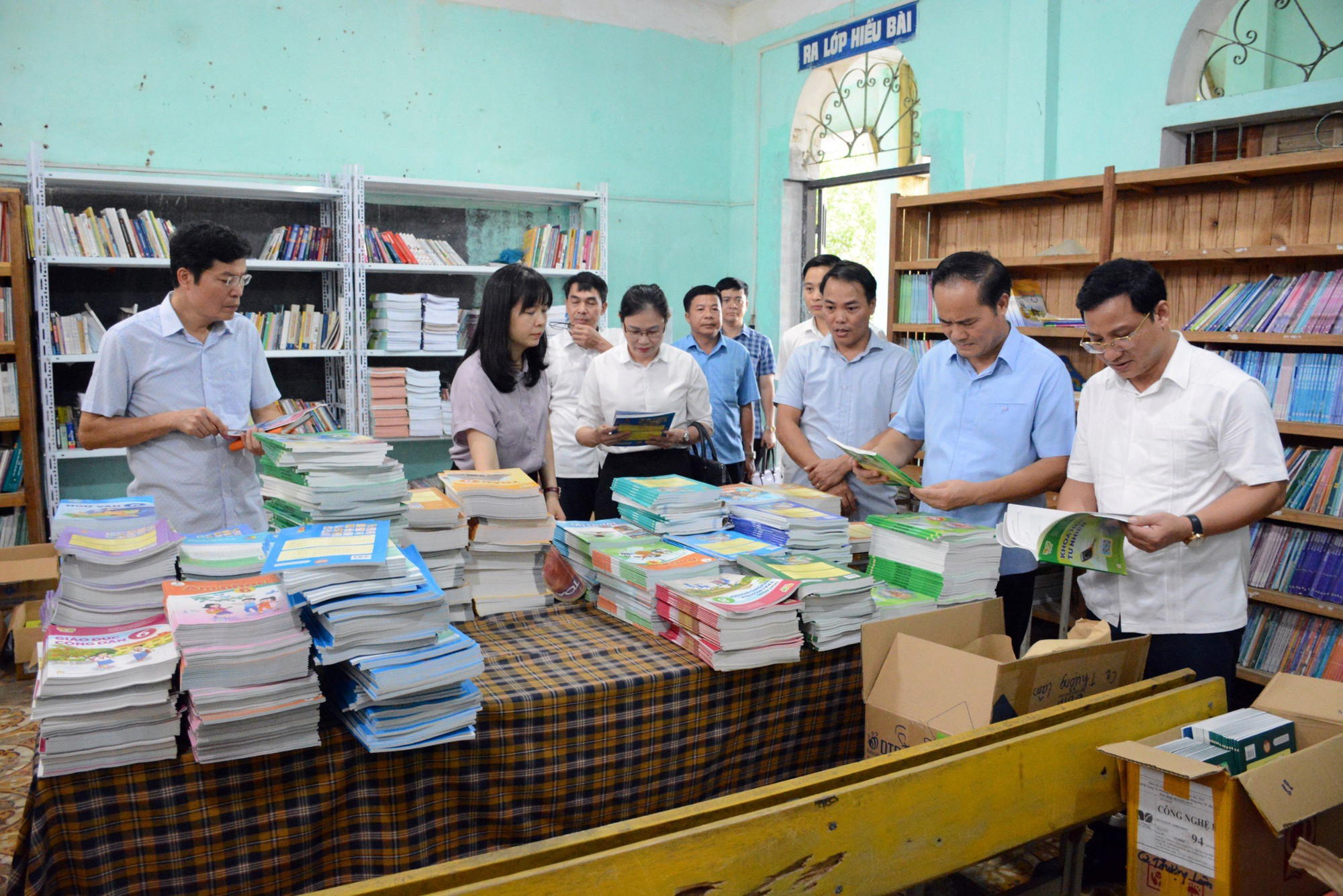 Đoàn kiểm tra của tỉnh Tuyên Quang kiểm tra công tác chuẩn bị năm học mới ở huyện Lâm Bình. (Ảnh: Hải Chung)