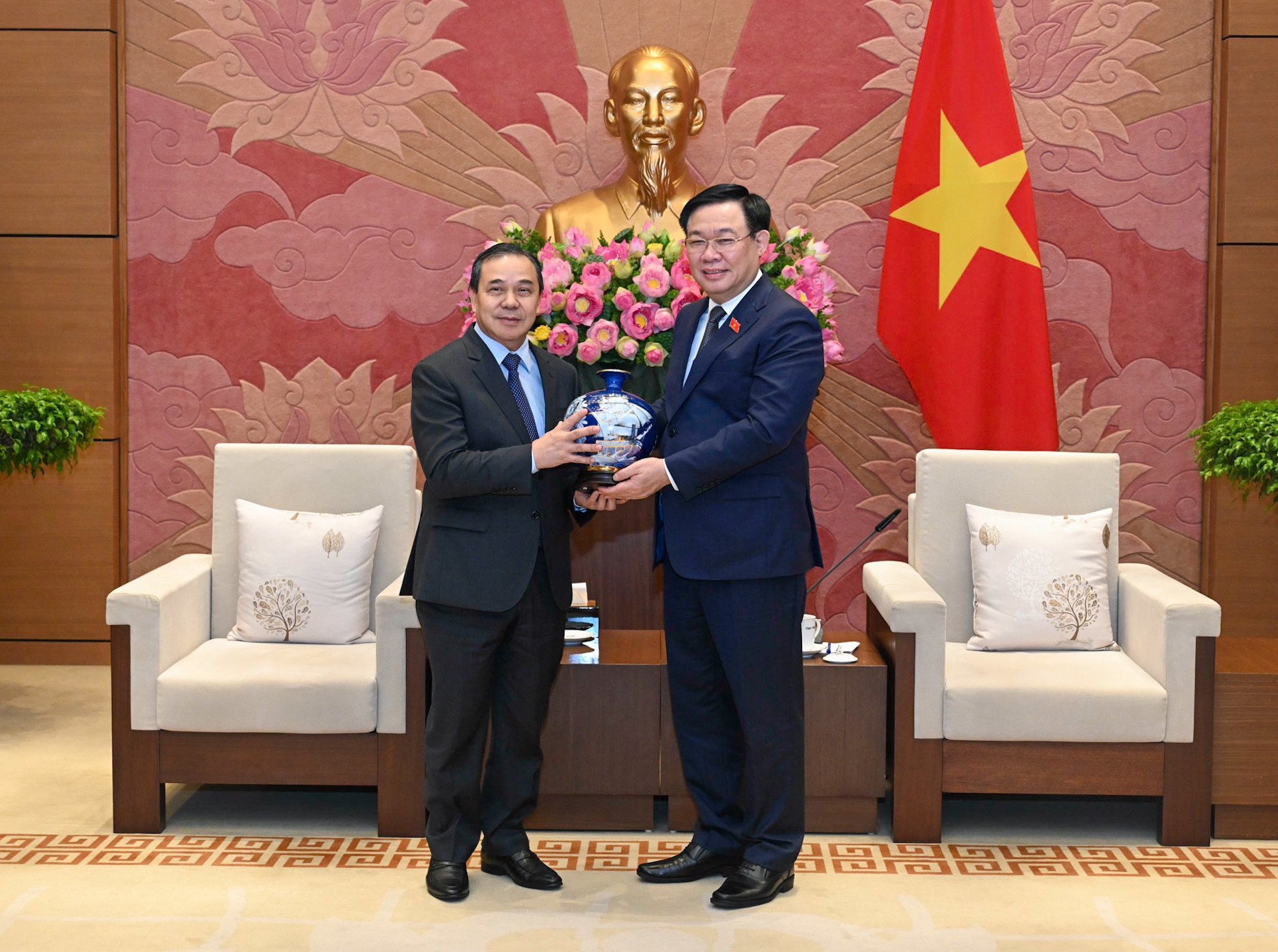 Chủ tịch Quốc hội Vương Đình Huệ tặng quà lưu niệm cho Đại sứ Lào Sengphet Houngboungnuang.