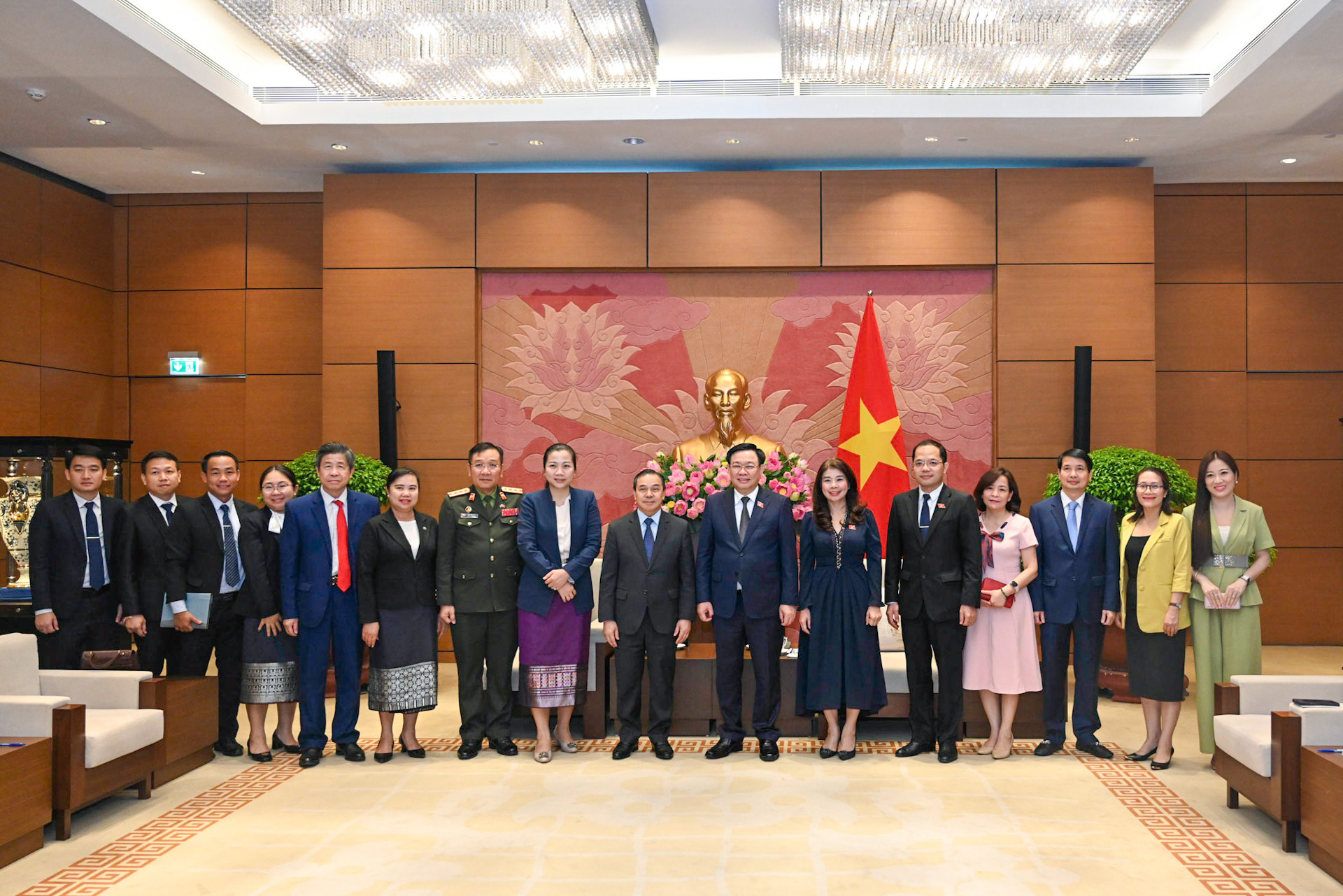 Chủ tịch Quốc hội Vương Đình Huệ và Đại sứ Lào Sengphet Houngboungnuang chụp ảnh lưu niệm với các đại biểu dự buổi tiếp.