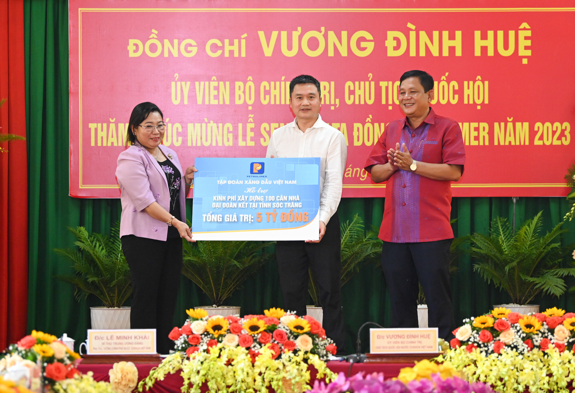 Lãnh đạo Tập đoàn Xăng dầu Việt Nam trao kinh phí xây dựng 100 căn nhà Đại đoàn kết cho tỉnh Sóc Trăng.