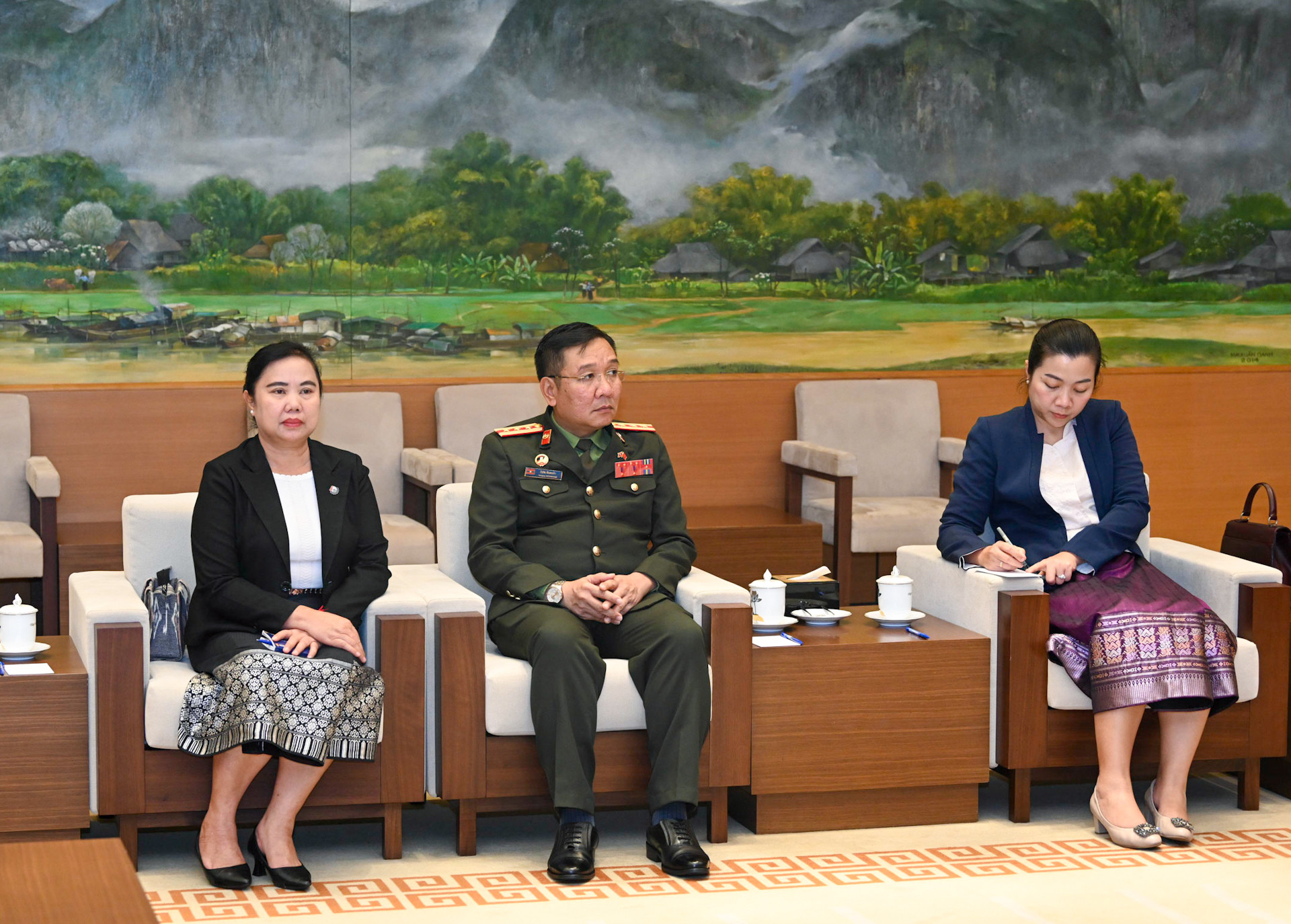 Cán bộ Đại sứ quán Lào dự buổi tiếp.