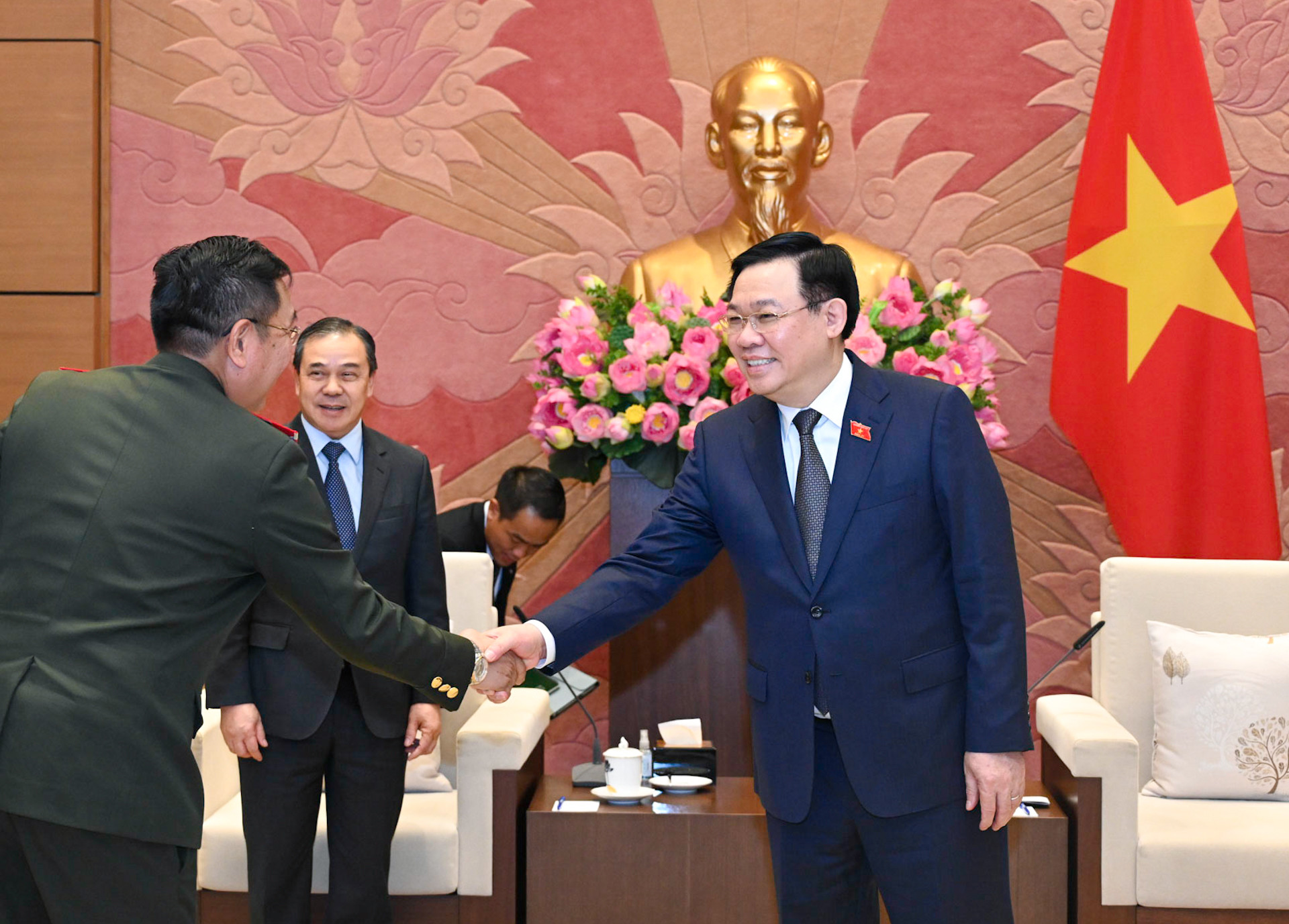 Chủ tịch Quốc hội Vương Đình Huệ với các cán bộ Đại sứ quán Lào tại buổi tiếp.