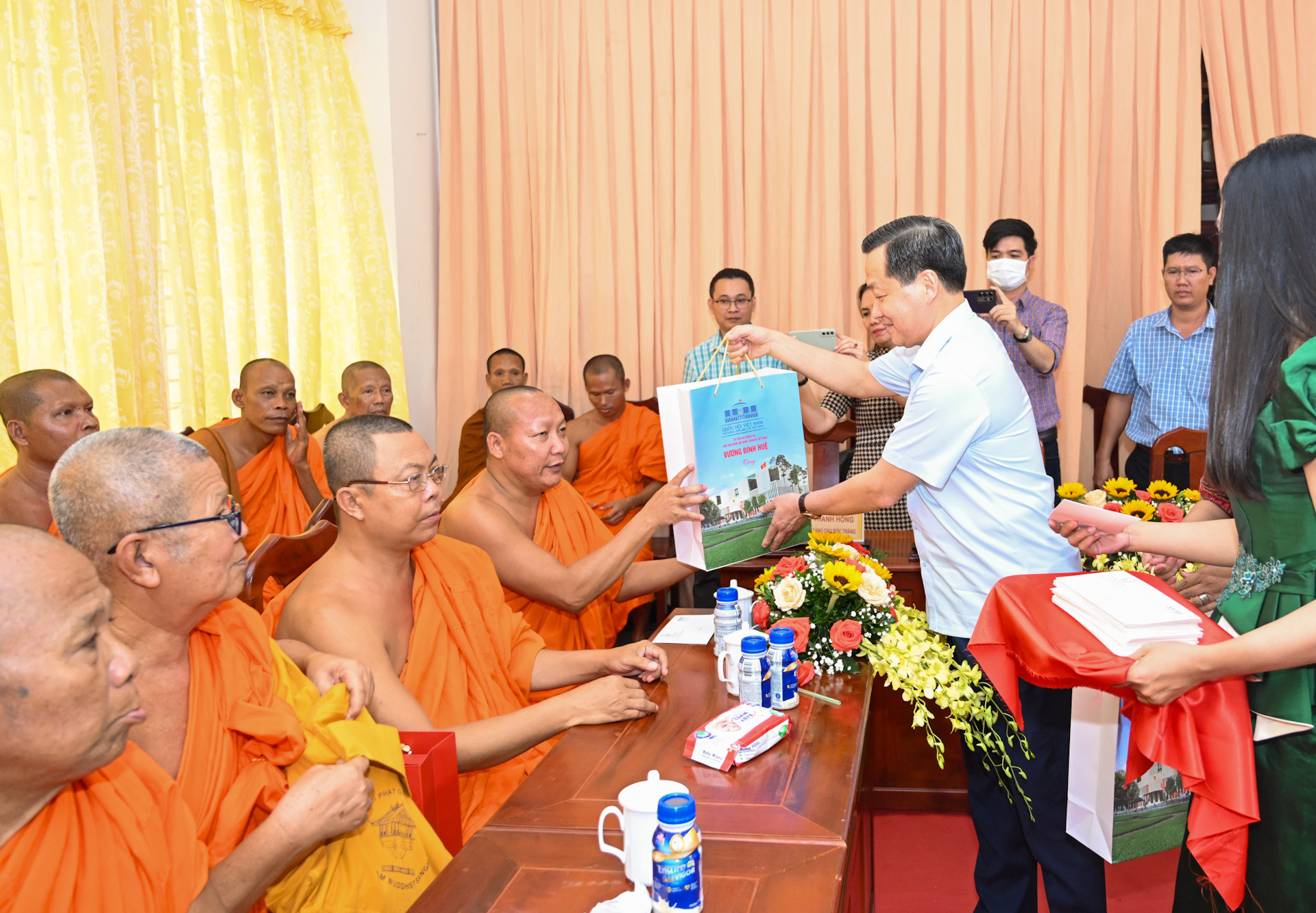 Phó Thủ tướng Chính phủ Lê Minh Khái tặng quà cho các vị chức sắc tôn giáo tỉnh Sóc Trăng.