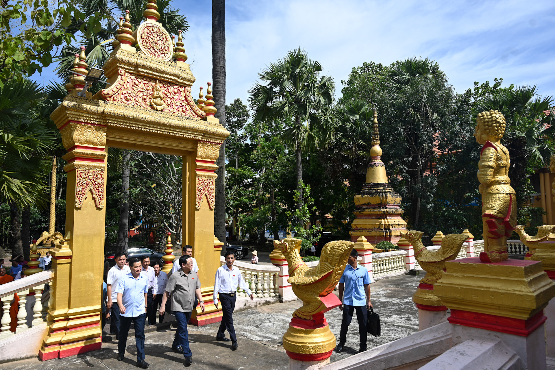 Chủ tịch Quốc hội Vương Đình Huệ và đoàn công tác thăm chùa Khleang.