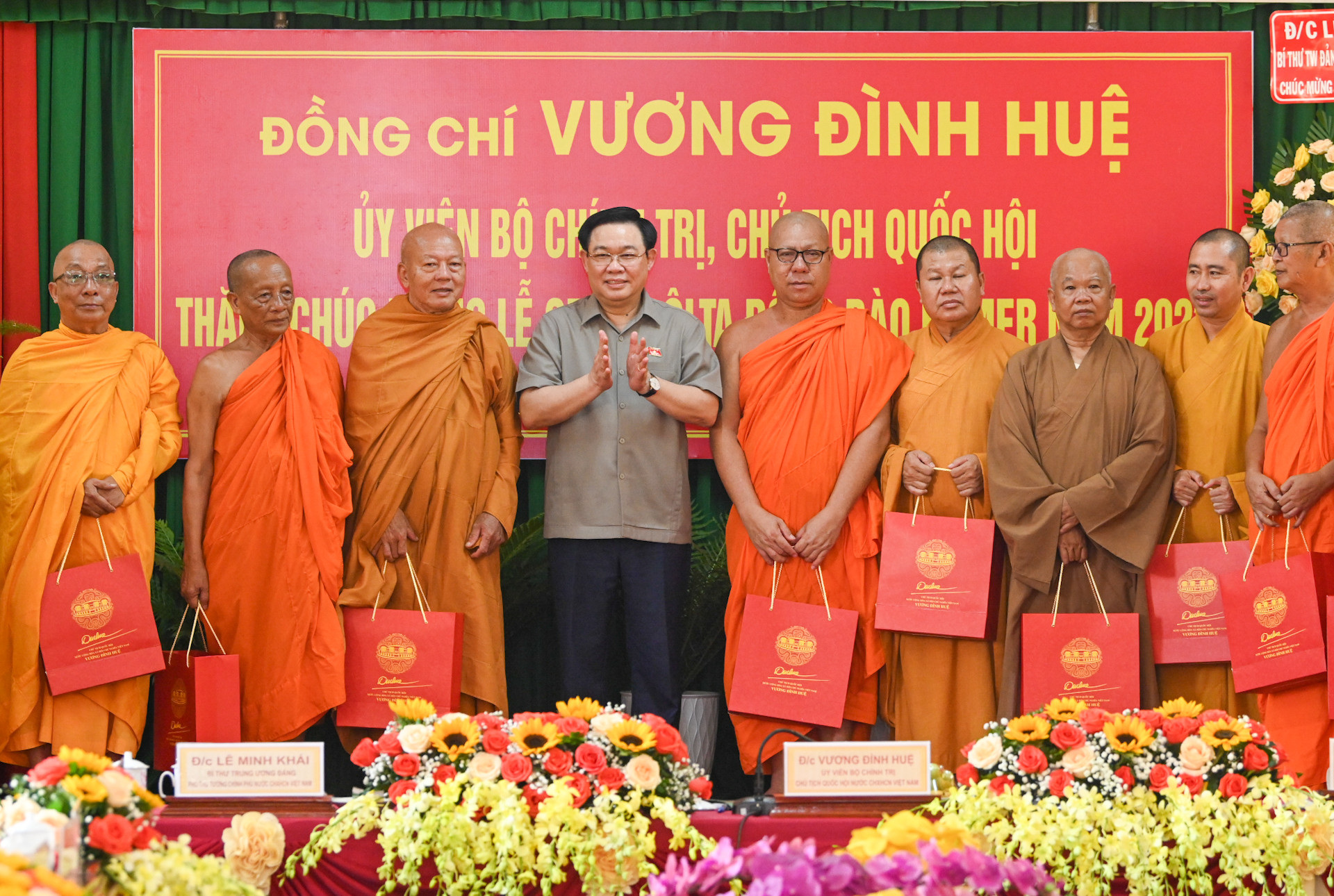 Chủ tịch Quốc hội Vương Đình Huệ tặng quà cho sư sãi Hội Đoàn kết sư sãi yêu nước tỉnh Sóc Trăng.