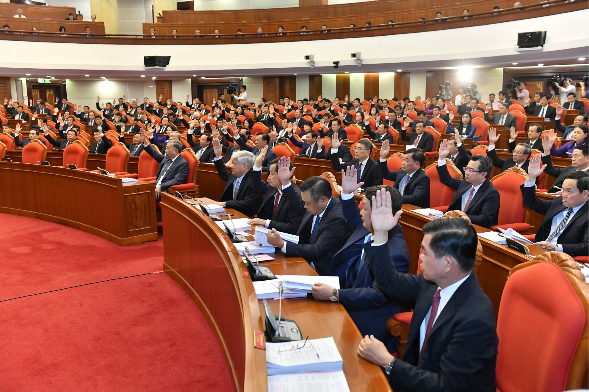 Các đại biểu biểu quyết thông qua chương trình Hội nghị. Các đại biểu biểu quyết thông qua chương trình Hội nghị.