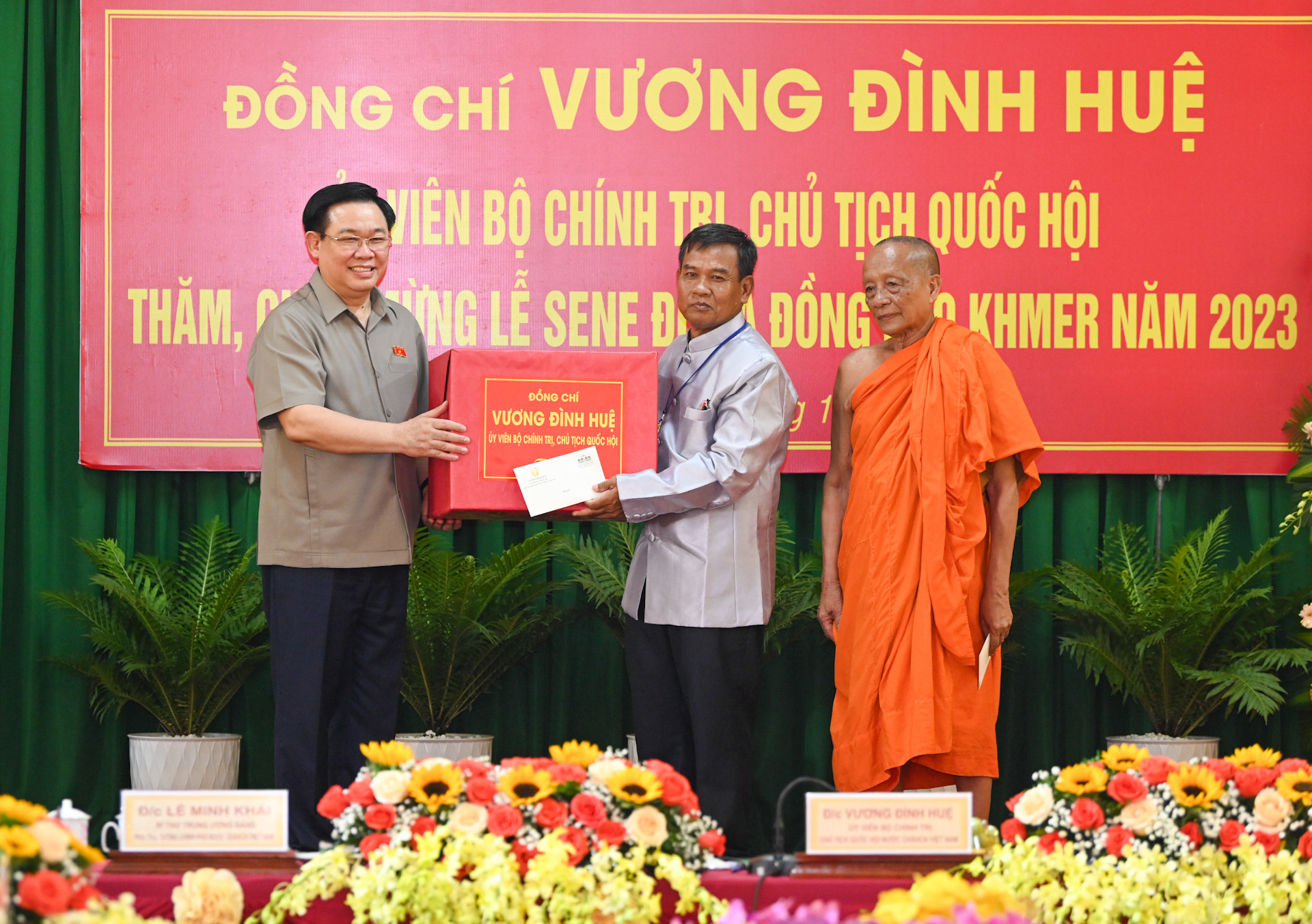 Chủ tịch Quốc hội Vương Đình Huệ tặng quà cho Trường Bổ túc Văn hóa Pali Trung cấp Nam Bộ.