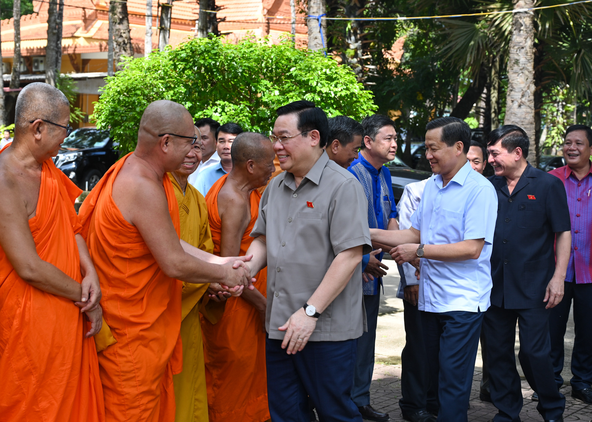 Chủ tịch Quốc hội Vương Đình Huệ với các Hòa thượng, Thượng tọa, Đại đức trong Hội Đoàn kết sư sãi yêu nước tỉnh Sóc Trăng.