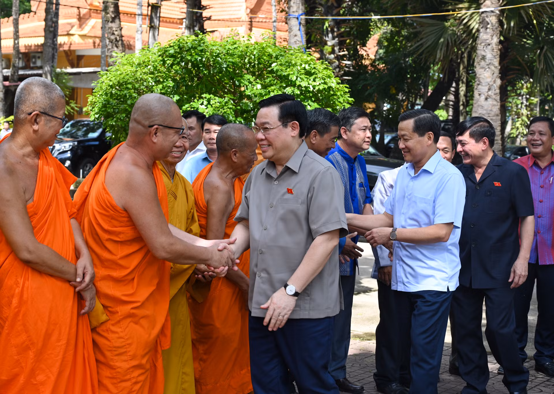 Chủ tịch Quốc hội Vương Đình Huệ với các Hòa thượng, Thượng tọa, Đại đức trong Hội Đoàn kết sư sãi yêu nước tỉnh Sóc Trăng.