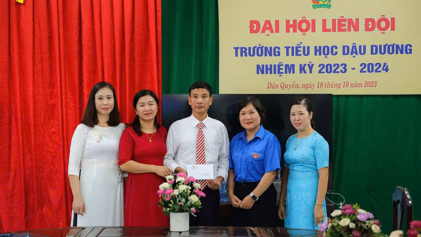 Đại diện Đoàn Thanh niên Báo Nhân Dân và các đơn vị đồng hành trao suất quà bằng tiền mặt trị giá 2 triệu đồng tặng Công đoàn Trường tiểu học Dậu Dương.