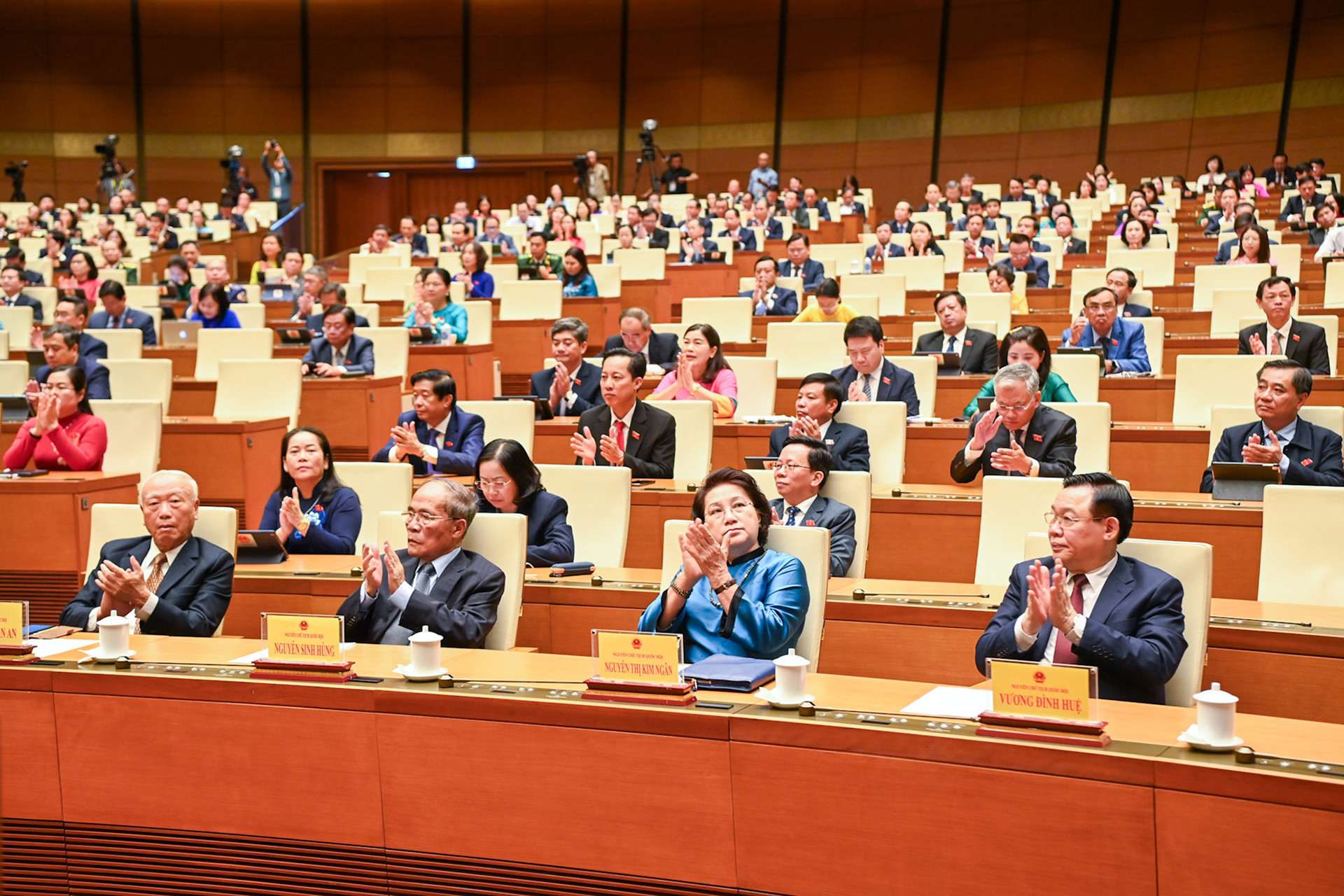 Các đồng nguyên Chủ tịch Quốc hội: Nguyễn Văn An, Nguyễn Sinh Hùng, Nguyễn Thị Kim Ngân, Vương Đình Huệ và đại biểu Quốc hội dự phiên bế mạc.