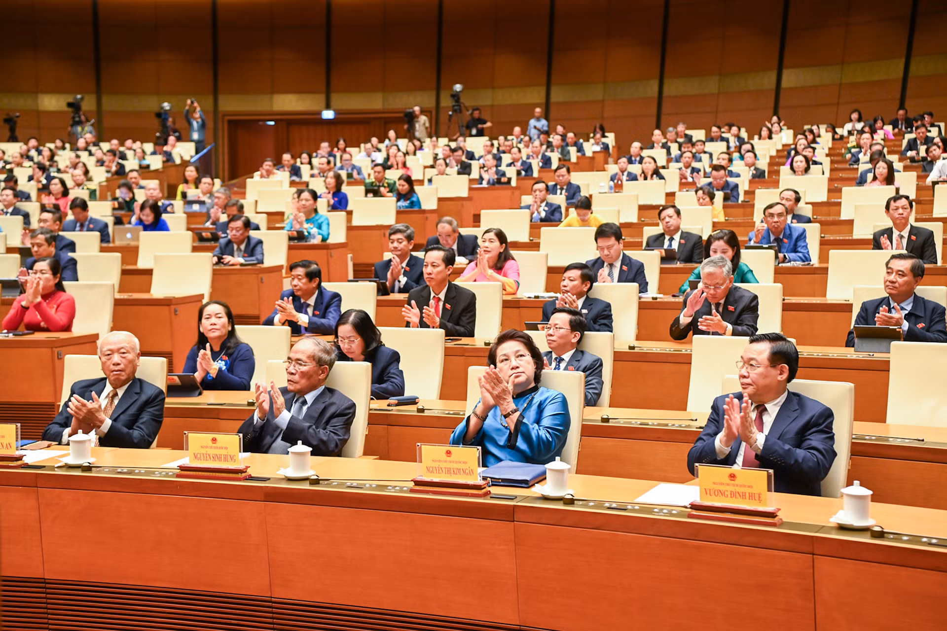 Các đồng nguyên Chủ tịch Quốc hội: Nguyễn Văn An, Nguyễn Sinh Hùng, Nguyễn Thị Kim Ngân, Vương Đình Huệ và đại biểu Quốc hội dự phiên bế mạc.