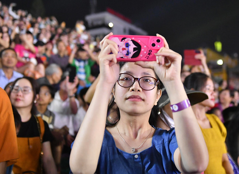 Du khách chăm chú ghi lại khoảnh khắc đẹp. Du khách chăm chú ghi lại khoảnh khắc đẹp.