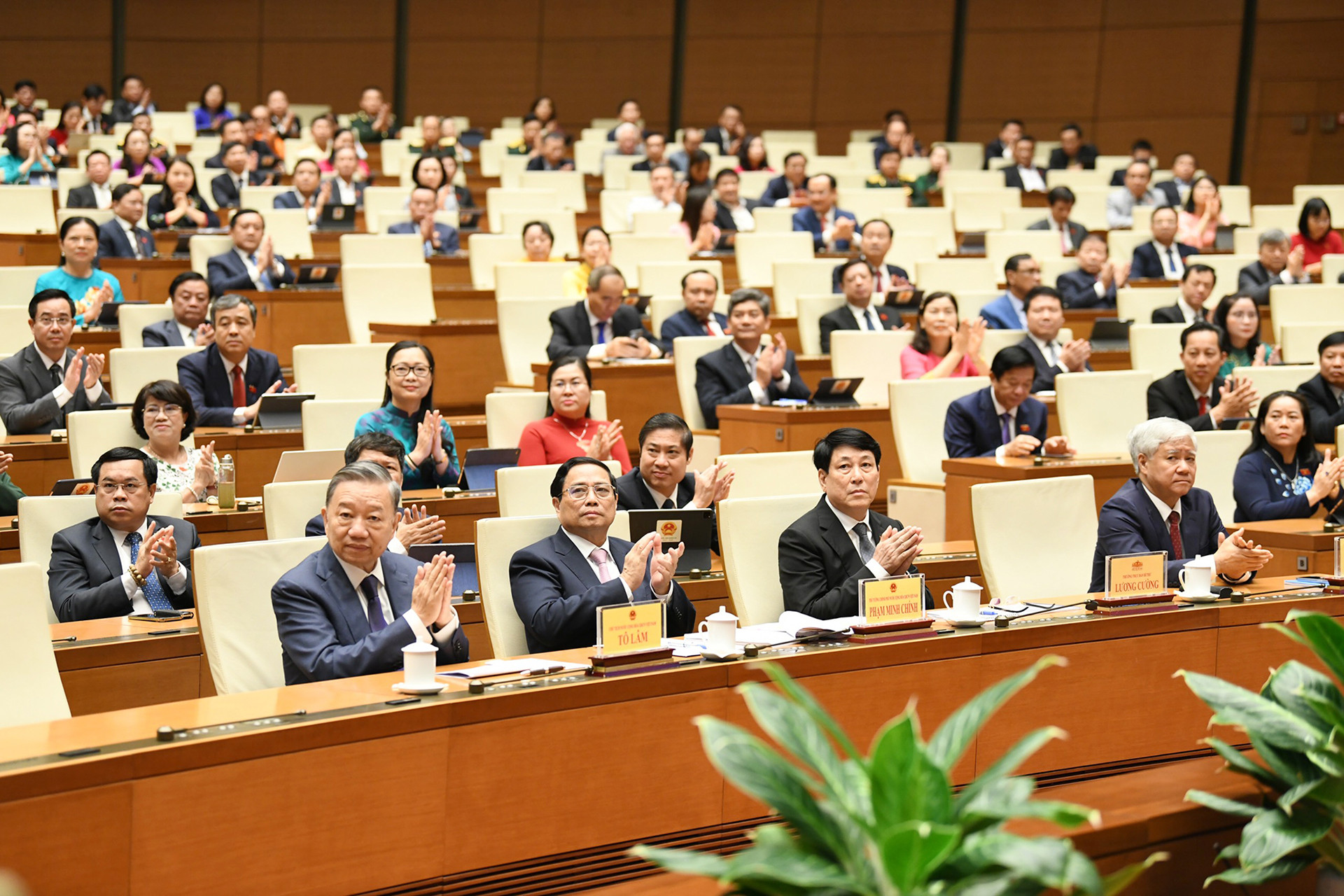 Chủ tịch nước Tô Lâm, Thủ tướng Phạm Minh Chính, Thường trực Ban Bí thư Lương Cường, Chủ tịch Ủy ban Trung ương Mặt trận Tổ quốc Việt Nam Đỗ Văn Chiến và đại biểu Quốc hội dự phiên bế mạc.