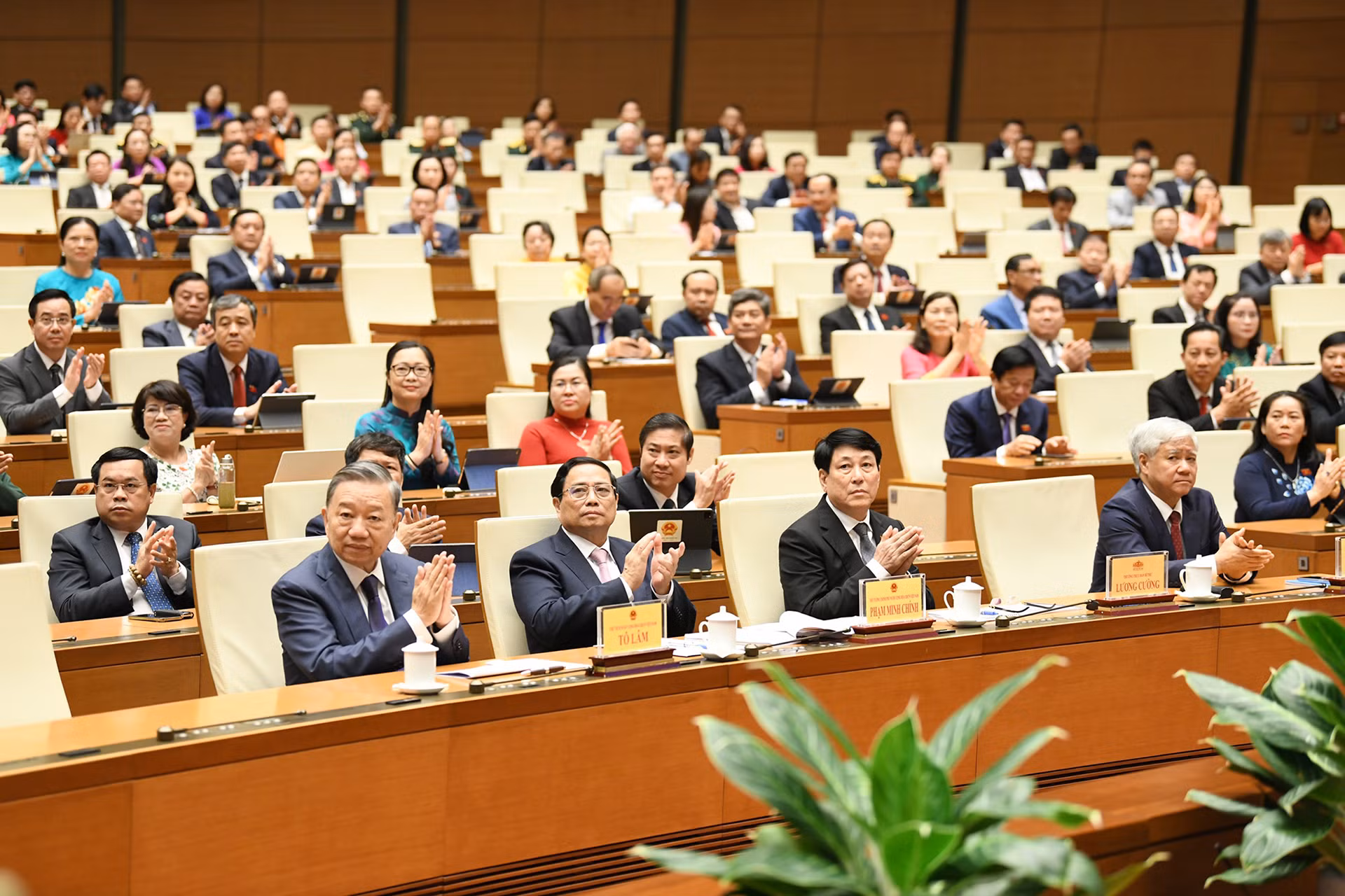 Chủ tịch nước Tô Lâm, Thủ tướng Phạm Minh Chính, Thường trực Ban Bí thư Lương Cường, Chủ tịch Ủy ban Trung ương Mặt trận Tổ quốc Việt Nam Đỗ Văn Chiến và đại biểu Quốc hội dự phiên bế mạc.