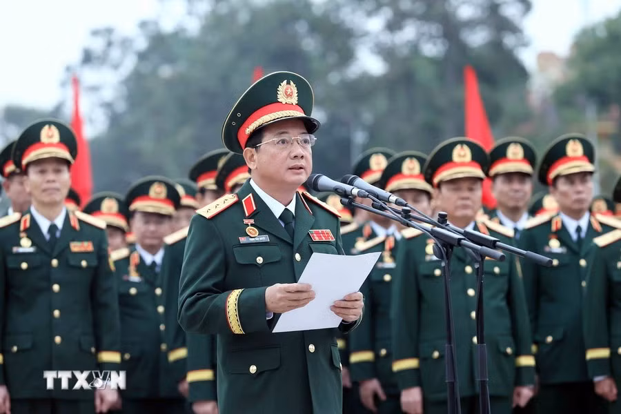 Thượng tướng Trịnh Văn Quyết, Bí thư Trung ương Đảng, Ủy viên Thường vụ Quân ủy Trung ương, Chủ nhiệm Tổng cục Chính trị Quân đội nhân dân Việt Nam, Chủ nhiệm Ủy ban Kiểm tra Quân ủy Trung ương đọc Lời báo công dâng Bác. (Ảnh: TTXVN)