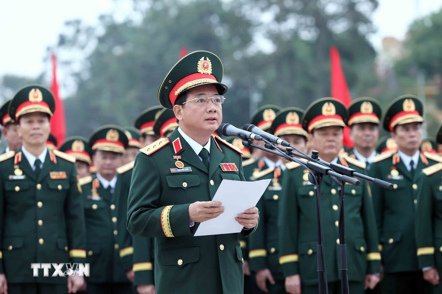 Thượng tướng Trịnh Văn Quyết, Bí thư Trung ương Đảng, Ủy viên Thường vụ Quân ủy Trung ương, Chủ nhiệm Tổng cục Chính trị Quân đội nhân dân Việt Nam, Chủ nhiệm Ủy ban Kiểm tra Quân ủy Trung ương đọc Lời báo công dâng Bác. (Ảnh: TTXVN)