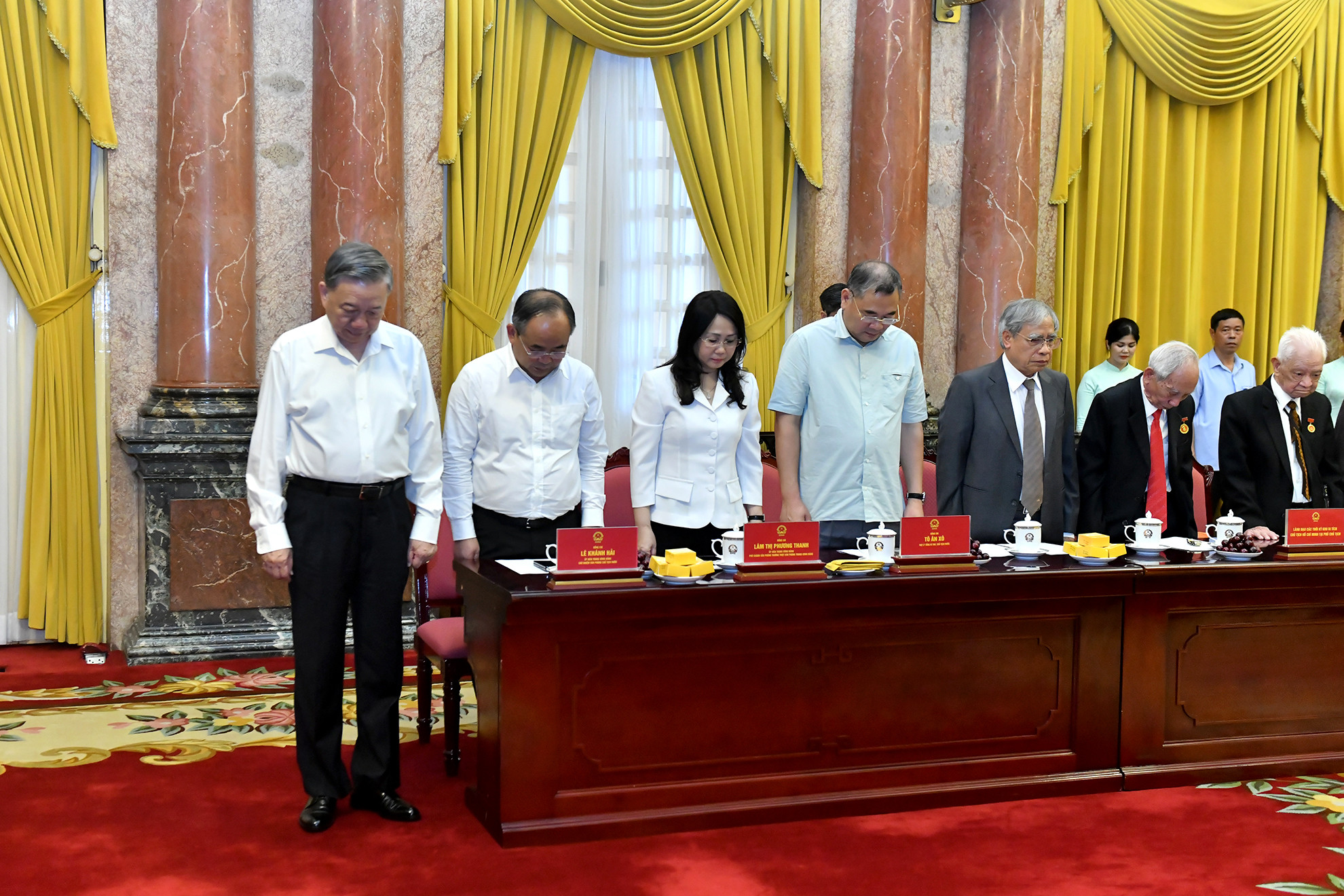 Tổng Bí thư, Chủ tịch nước Tô Lâm và các đại biểu dành một phút mặc niệm cố Tổng Bí thư Nguyễn Phú Trọng.