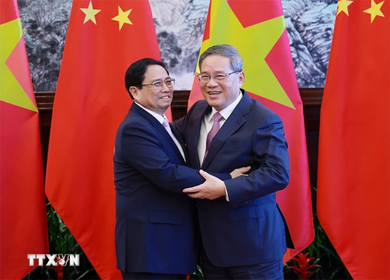 Thủ tướng Phạm Minh Chính và Thủ tướng Trung Quốc Lý Cường. (Ảnh: TTXVN)