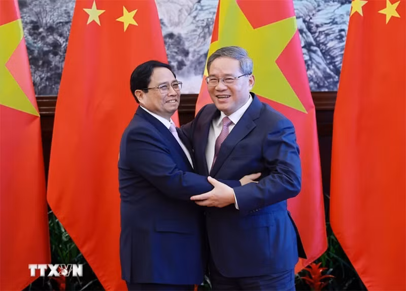 Thủ tướng Phạm Minh Chính và Thủ tướng Trung Quốc Lý Cường. (Ảnh: TTXVN)