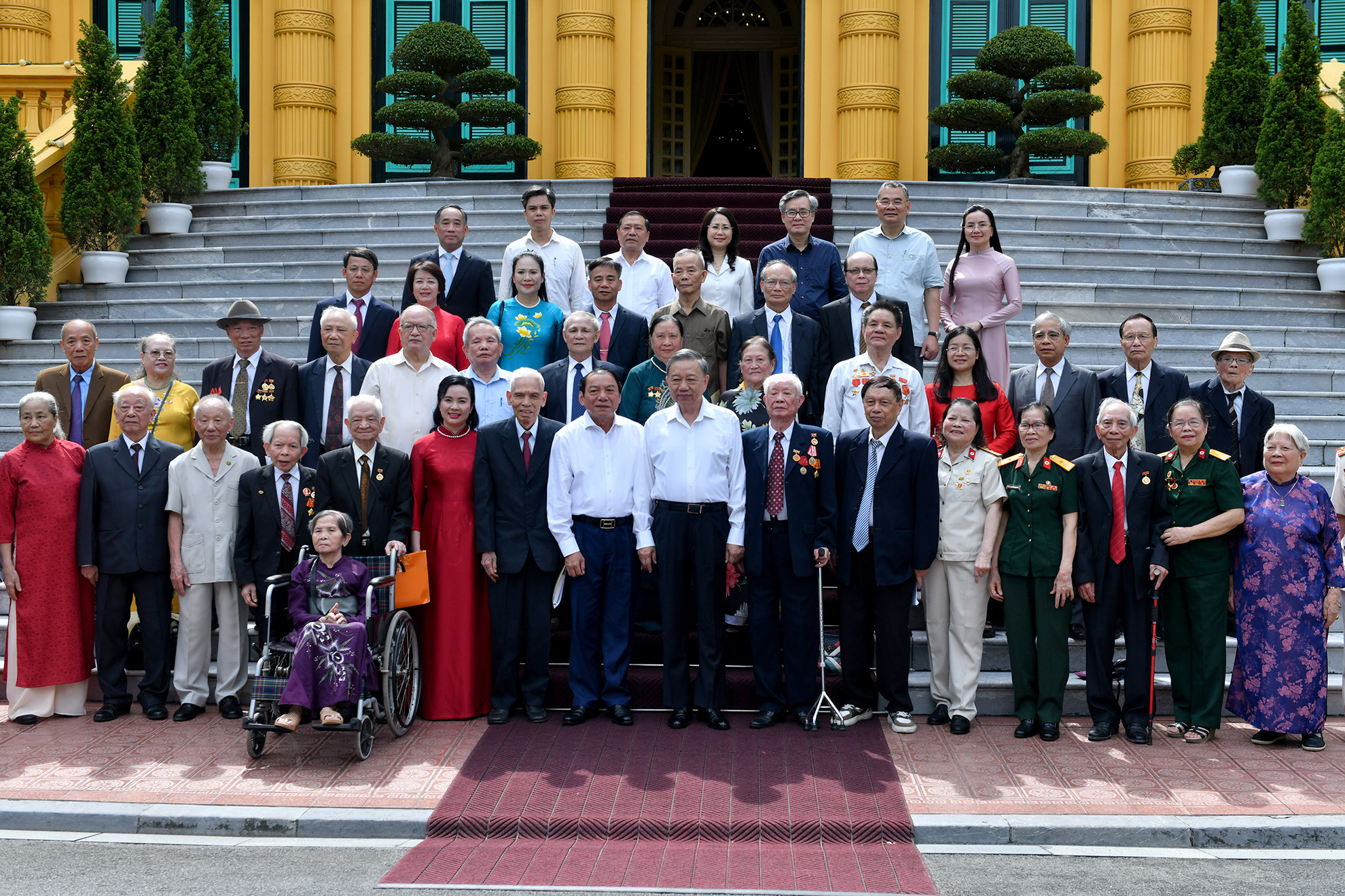 Tổng Bí thư, Chủ tịch nước Tô Lâm với các đại biểu tại buổi gặp mặt.