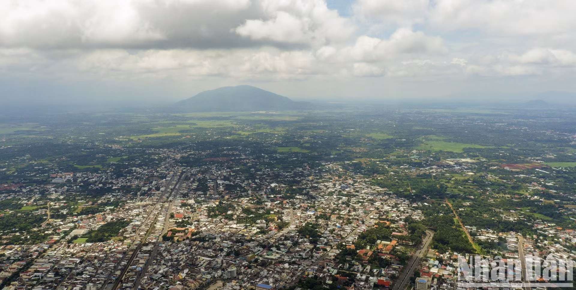 Quang cảnh thành phố Long Khánh (Đồng Nai). Quang cảnh thành phố Long Khánh (Đồng Nai).