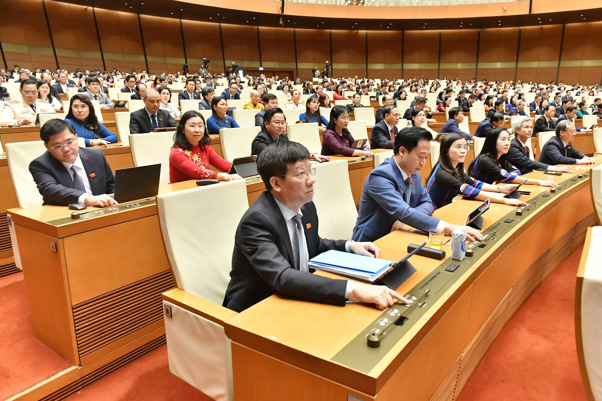 Tại phiên bế mạc, với đại đa số các đại biểu đồng ý, Quốc hội đã biểu quyết thông qua Nghị quyết về hoạt động chất vấn tại Kỳ họp thứ 7, Quốc hội khóa XV và Nghị quyết Kỳ họp thứ 7, Quốc hội khóa XV.