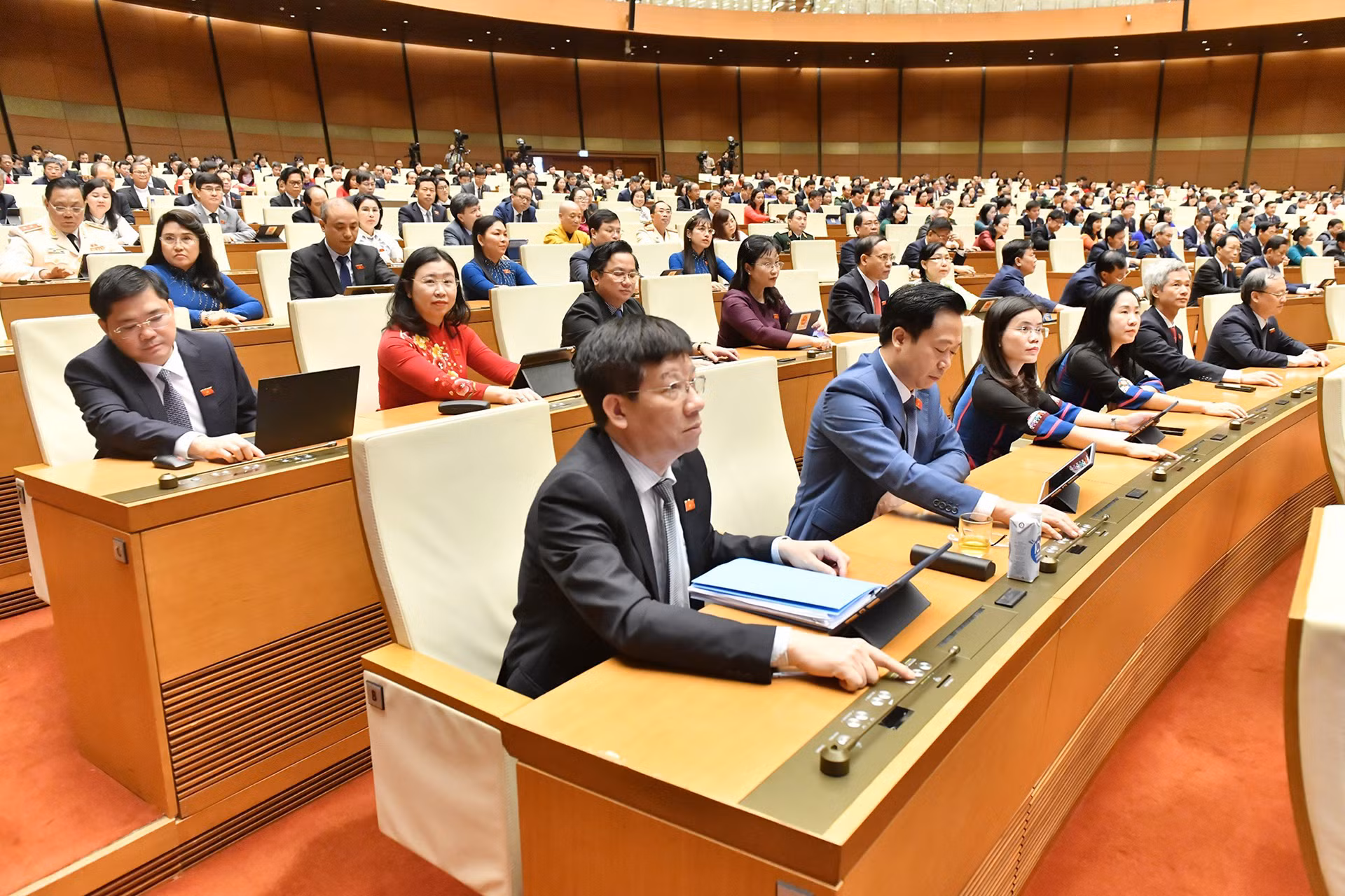 Tại phiên bế mạc, với đại đa số các đại biểu đồng ý, Quốc hội đã biểu quyết thông qua Nghị quyết về hoạt động chất vấn tại Kỳ họp thứ 7, Quốc hội khóa XV và Nghị quyết Kỳ họp thứ 7, Quốc hội khóa XV.