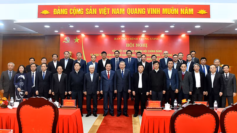 Tổng Bí thư Tô Lâm và các đồng chí lãnh đạo Đảng, Nhà nước với các đại biểu tham dự hội nghị.