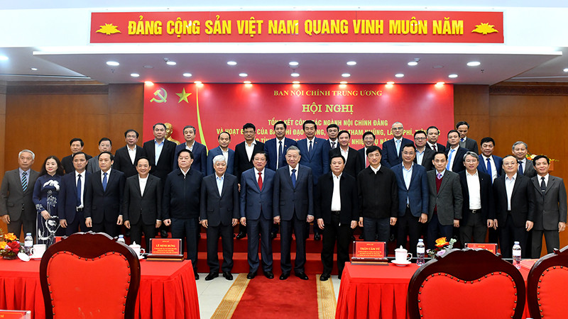 Tổng Bí thư Tô Lâm và các đồng chí lãnh đạo Đảng, Nhà nước với các đại biểu tham dự hội nghị.