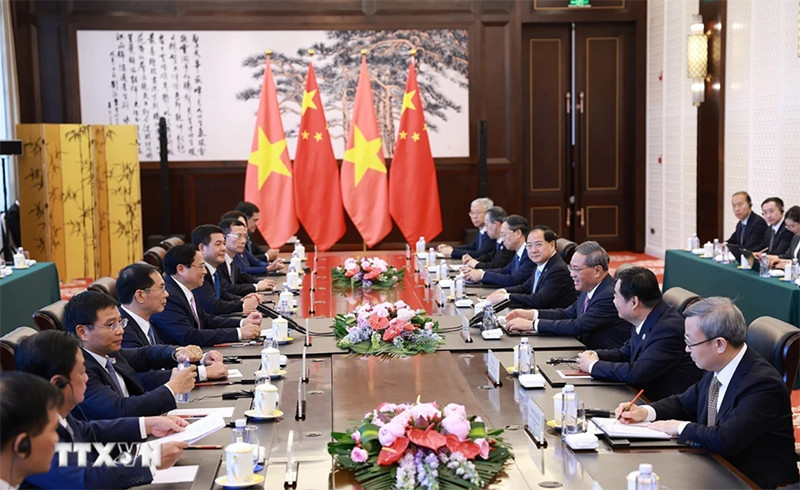 Thủ tướng Phạm Minh Chính hội đàm với Thủ tướng Trung Quốc Lý Cường. (Ảnh: TTXVN)