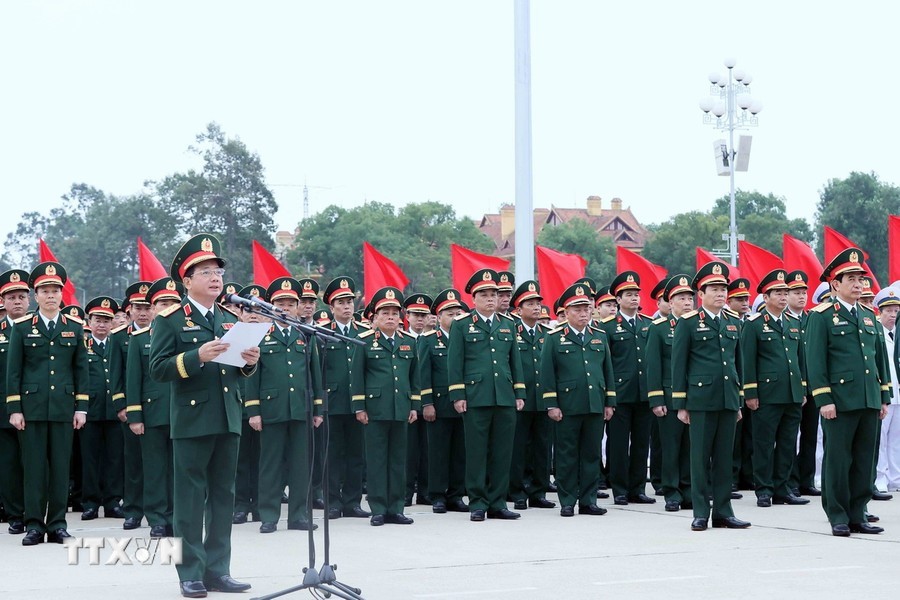 Thượng tướng Trịnh Văn Quyết, Bí thư Trung ương Đảng, Ủy viên Thường vụ Quân ủy Trung ương, Chủ nhiệm Tổng cục Chính trị Quân đội nhân dân Việt Nam, Chủ nhiệm Ủy ban Kiểm tra Quân ủy Trung ương đọc Lời báo công dâng Bác. (Ảnh: TTXVN)