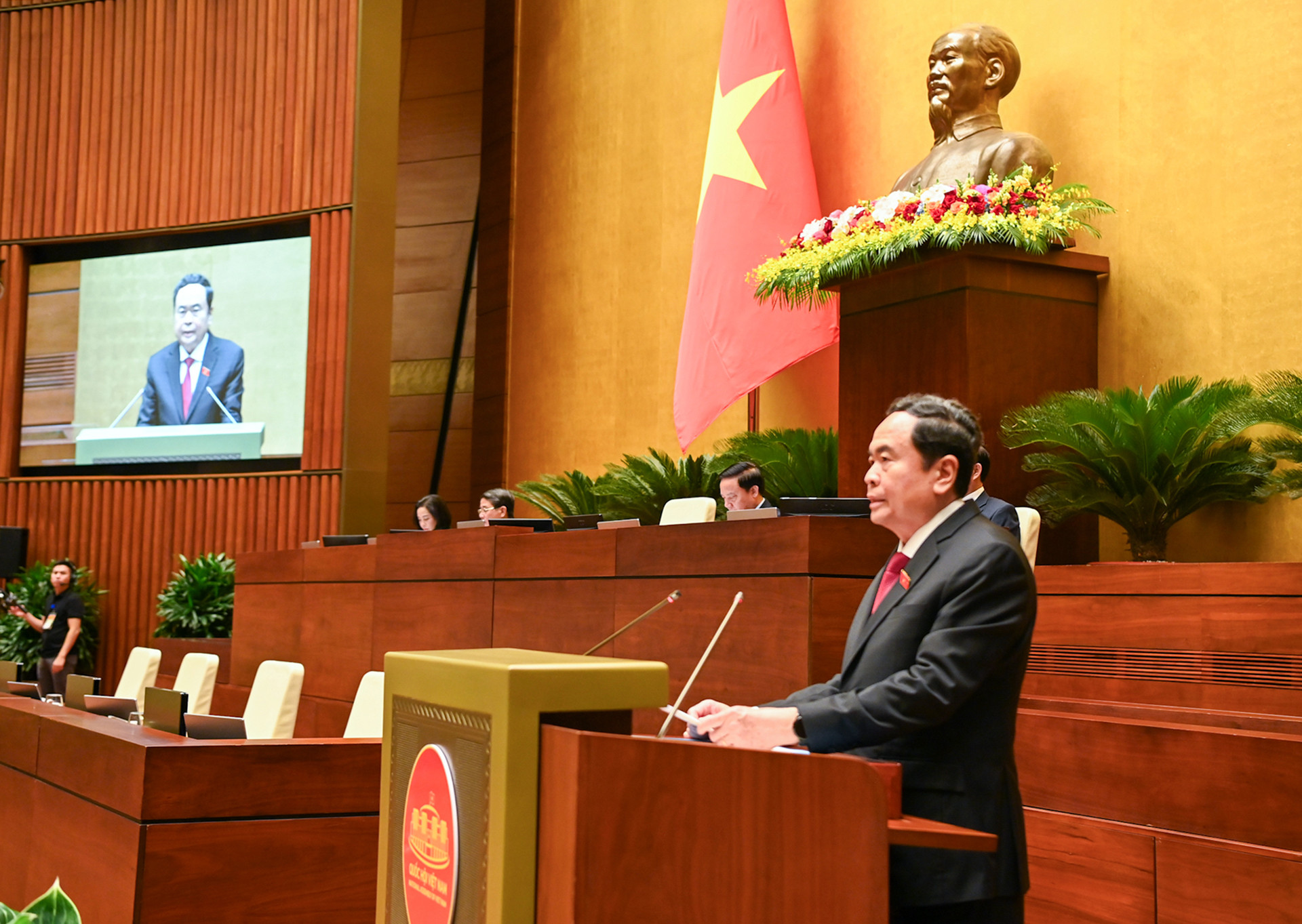 Phát biểu bế mạc Kỳ họp thứ 7, Quốc hội khóa XV, Chủ tịch Quốc hội Trần Thanh Mẫn nhấn mạnh, để bảo đảm yêu cầu “pháp luật được thực hiện công bằng, nghiêm minh, nhất quán, kịp thời, hiệu lực, hiệu quả”, Quốc hội đề nghị Chính phủ, các cơ quan của Quốc hội, Tòa án nhân dân tối cao, Viện Kiểm sát nhân dân tối cao, Kiểm toán nhà nước, các cơ quan, tổ chức hữu quan tập trung chỉ đạo, quán triệt, khẩn trương triển khai thực hiện có hiệu quả các luật, nghị quyết vừa được Kỳ họp thứ 7 thông qua để đáp ứng yêu cầu, nhiệm vụ phát triển kinh tế-xã hội, bảo đảm quốc phòng, an ninh, đối ngoại của đất nước.