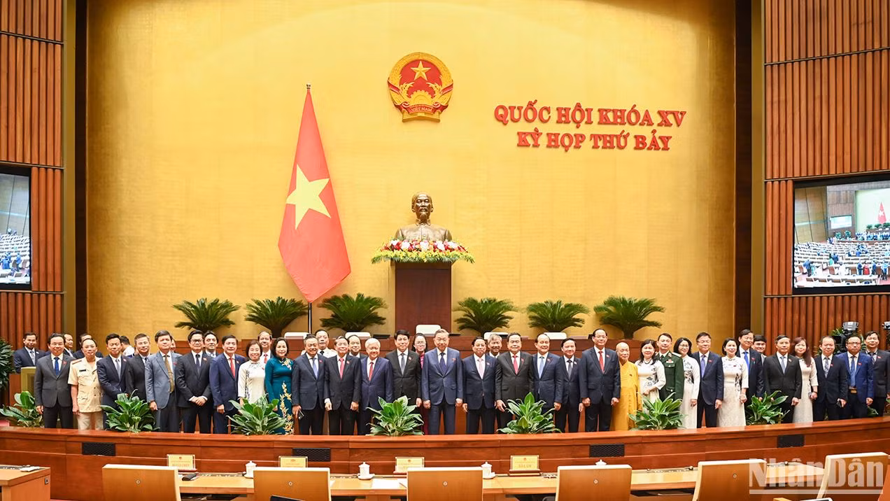 Chủ tịch nước Tô Lâm, Thủ tướng Phạm Minh Chính, Chủ tịch Quốc hội Trần Thanh Mẫn, Thường trực Ban Bí thư Lương Cường, Chủ tịch Ủy ban Trung ương Mặt trận Tổ quốc Việt Nam Đỗ Văn Chiến cùng các đồng chí lãnh đạo Đảng, Nhà nước và đại biểu Quốc hội tại phiên bế mạc Kỳ họp thứ 7, Quốc hội khóa XV.