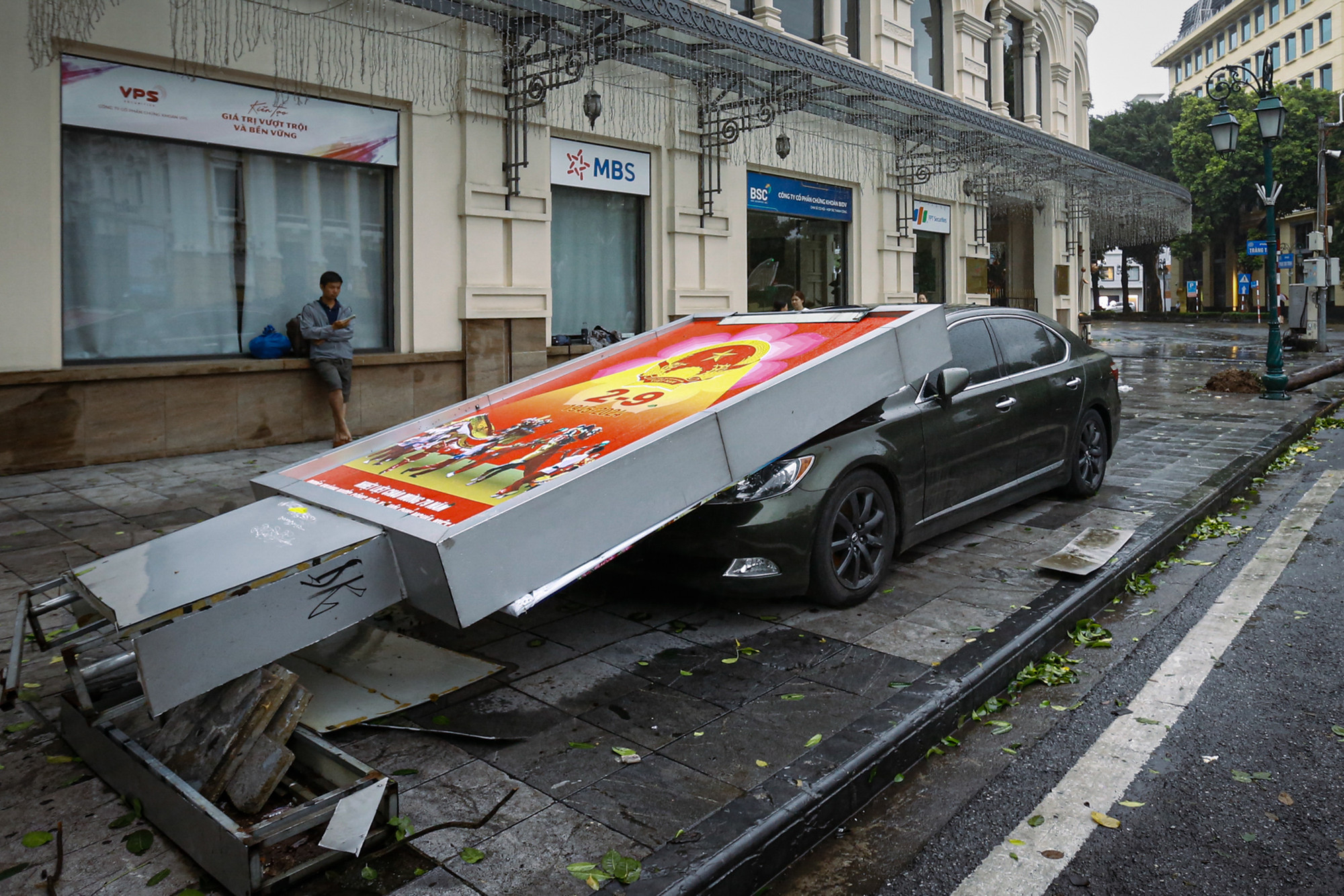 Nhiều xe ô-tô bị biển bảng, cây lớn đè phải gây thiệt hại nghiêm trọng. (Ảnh: DUY LINH)