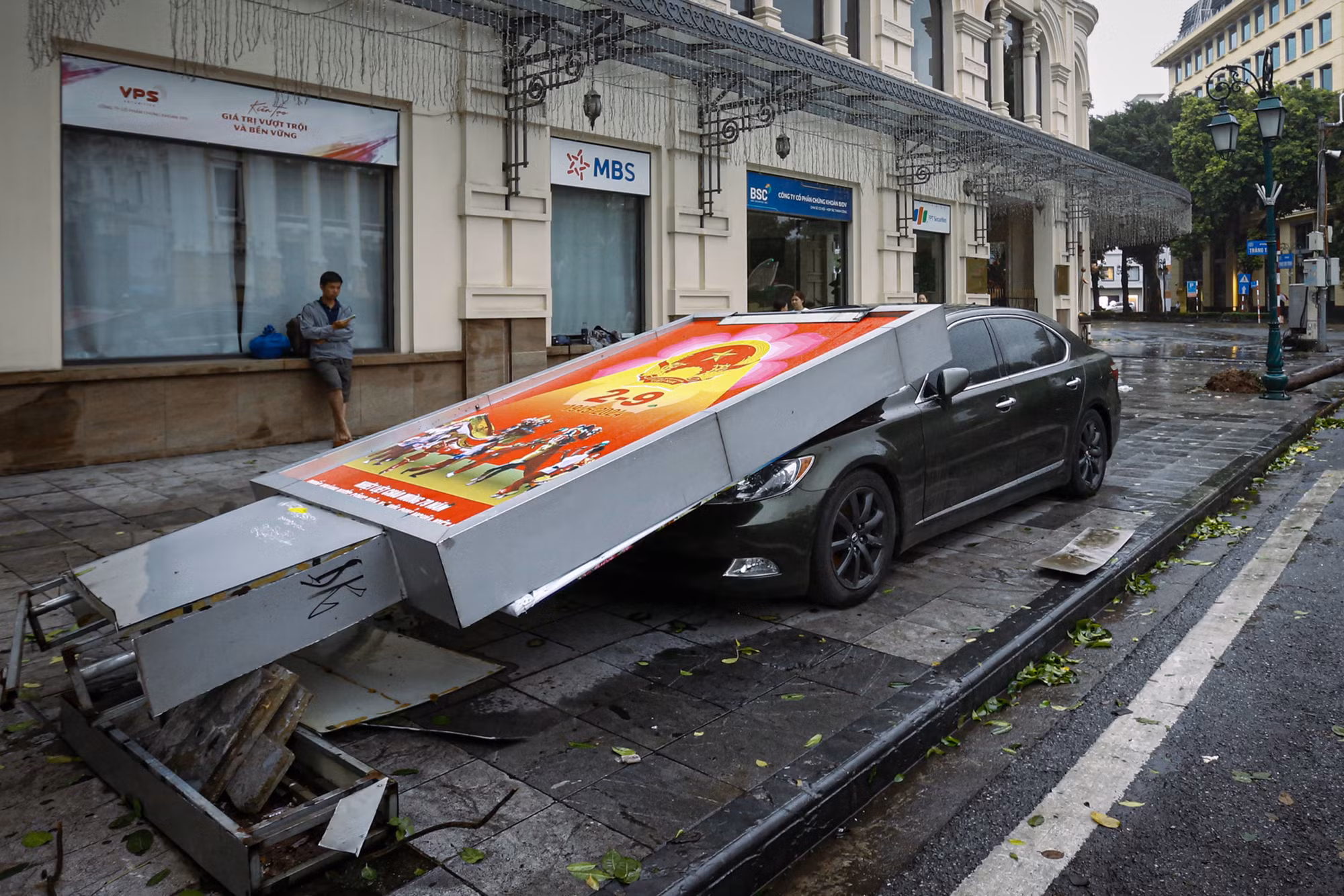 Nhiều xe ô-tô bị biển bảng, cây lớn đè phải gây thiệt hại nghiêm trọng. (Ảnh: DUY LINH) Nhiều xe ô-tô bị biển bảng, cây lớn đè phải gây thiệt hại nghiêm trọng. (Ảnh: DUY LINH)