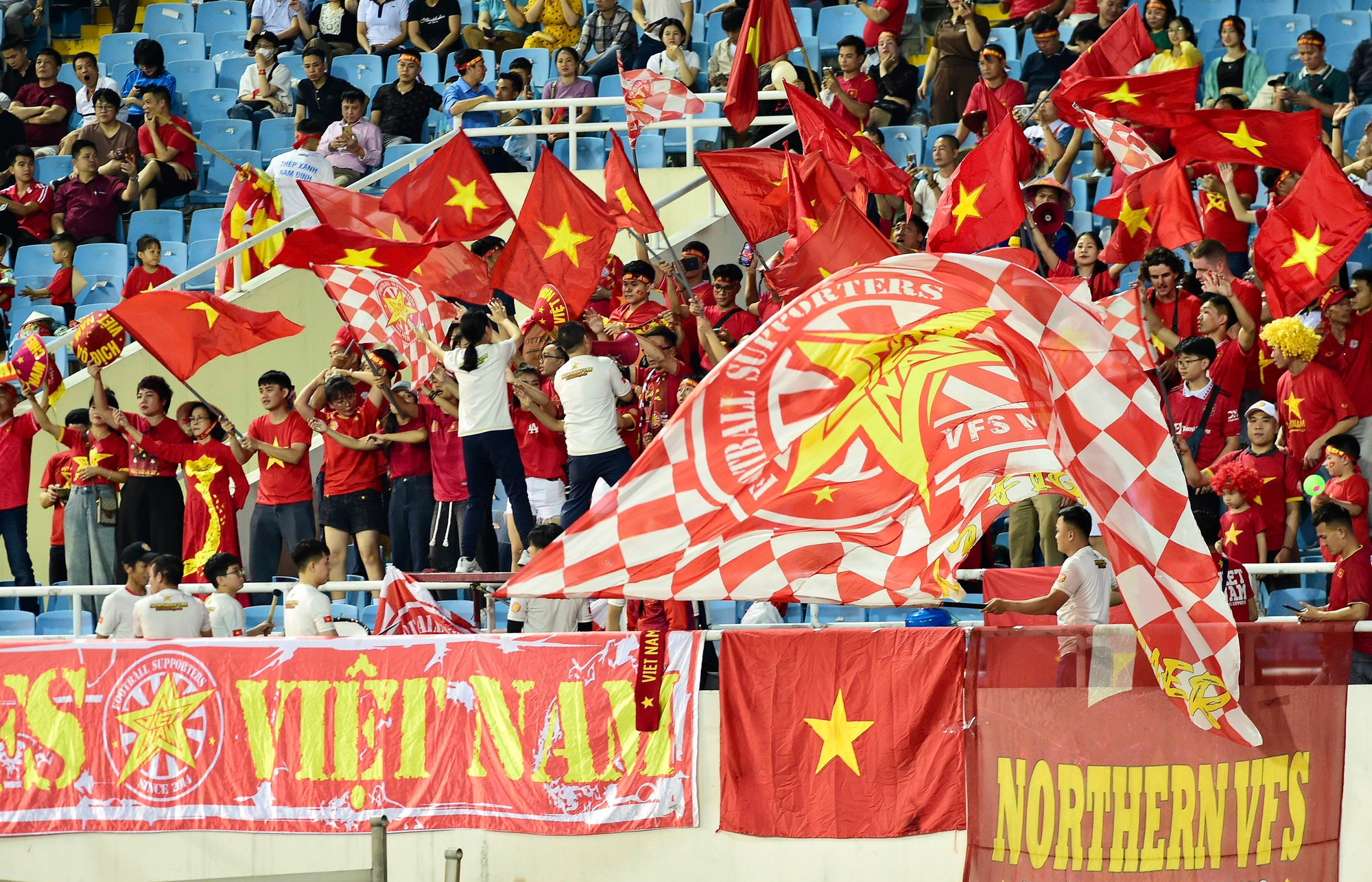 Không khí sôi động trên các khán đài Sân vận động quốc gia Mỹ Đình.